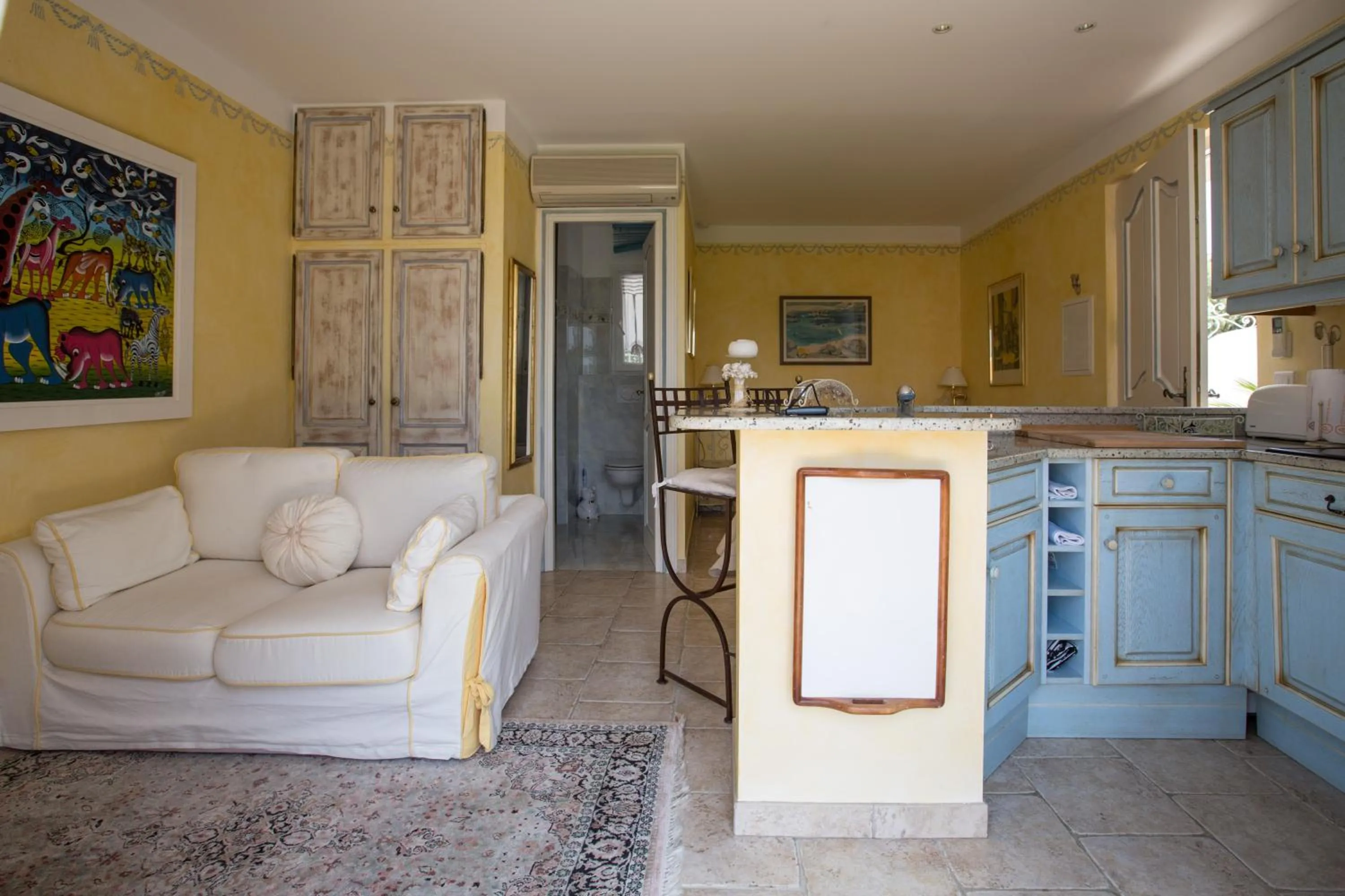 Photo of the whole room in La Tarentane