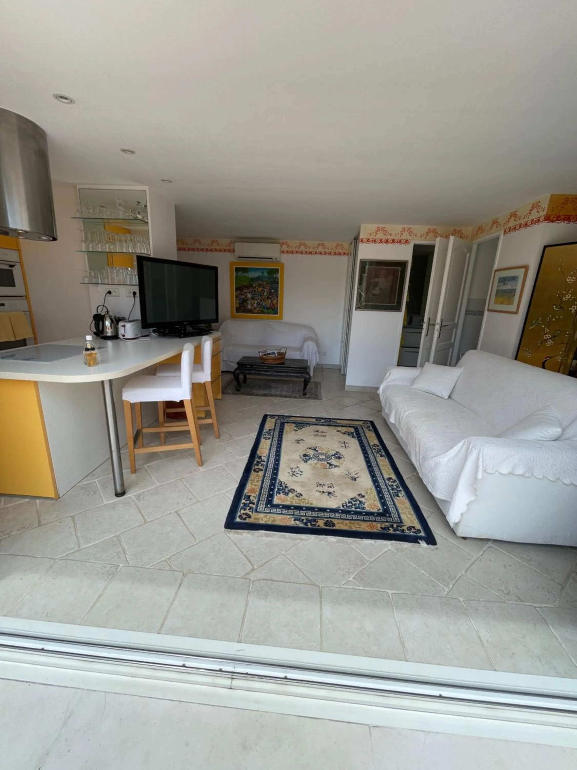 Living room, Bed in La Tarentane