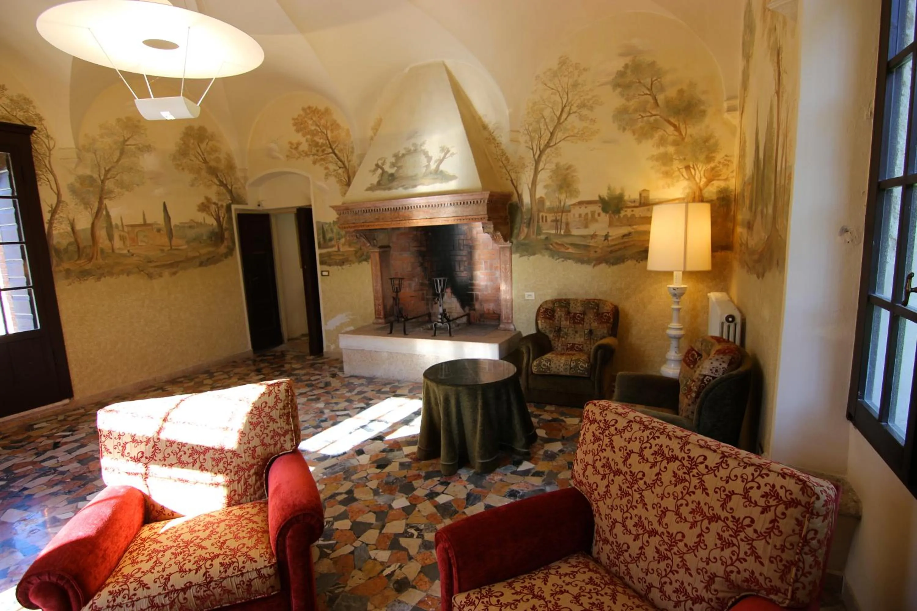 Communal lounge/ TV room in Hotel Villa Giona