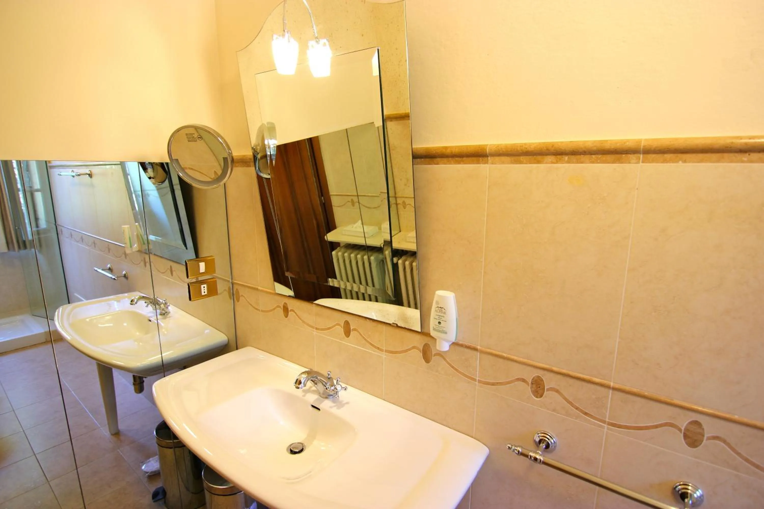 Bathroom in Hotel Villa Giona