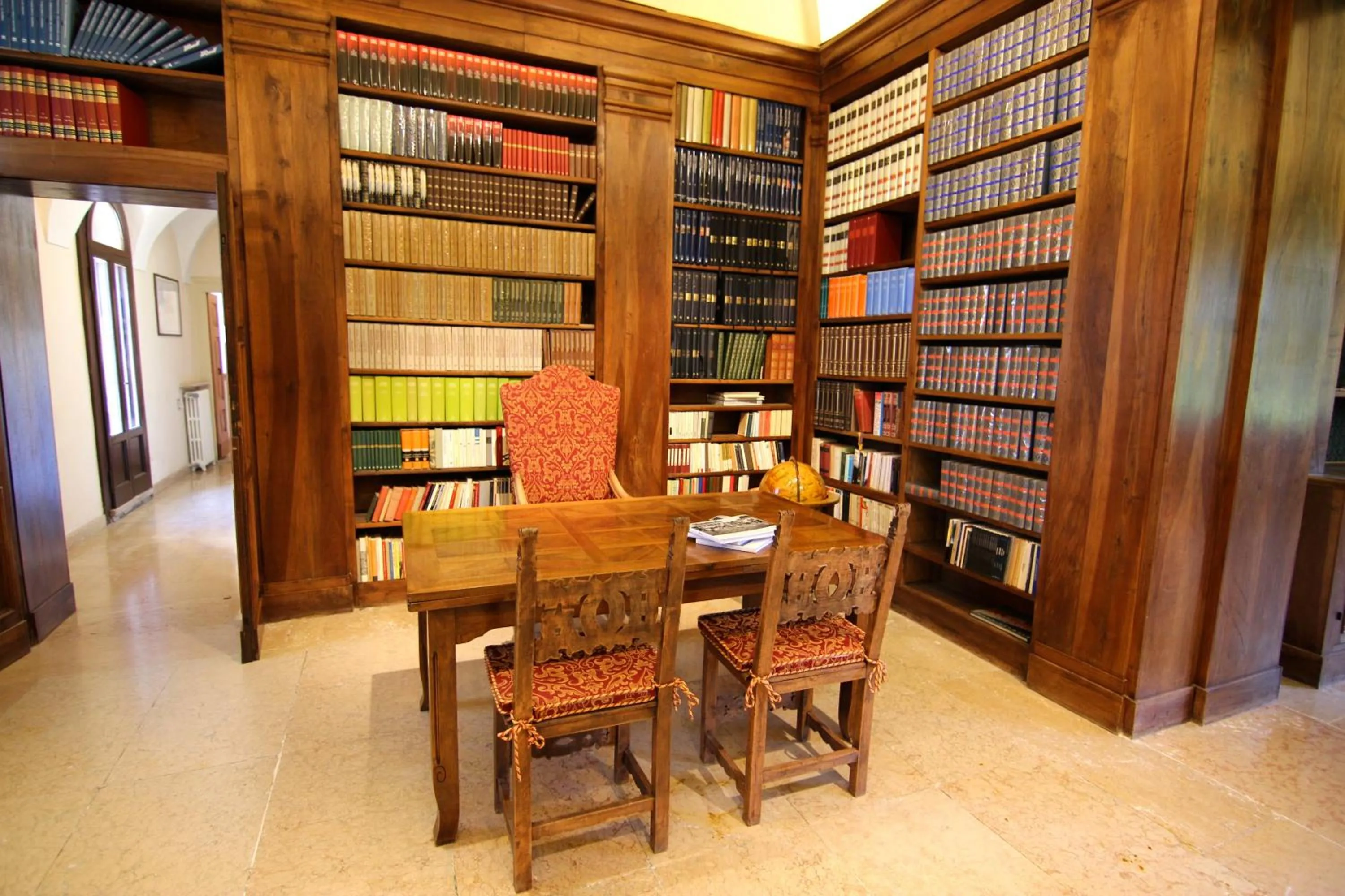 Library in Hotel Villa Giona