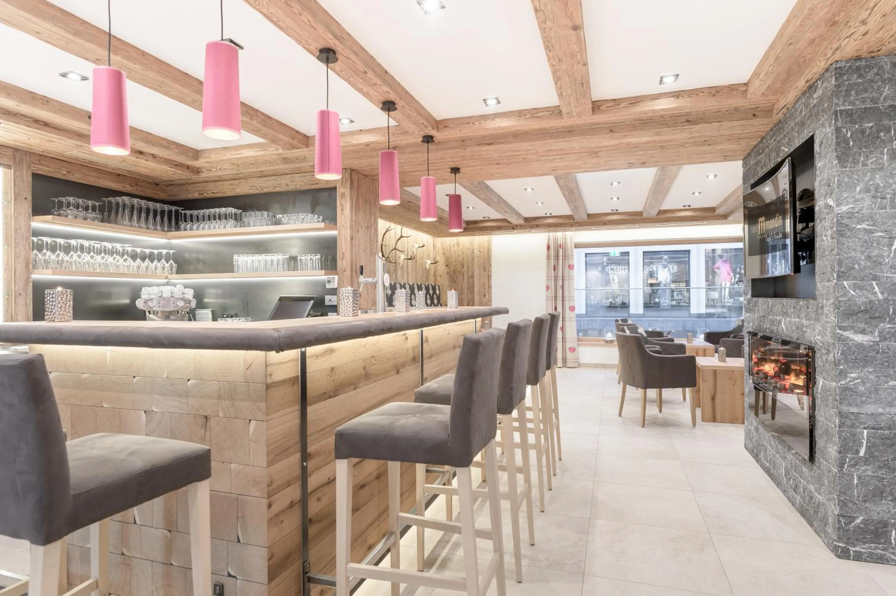 Communal lounge/ TV room in Hotel Mondin