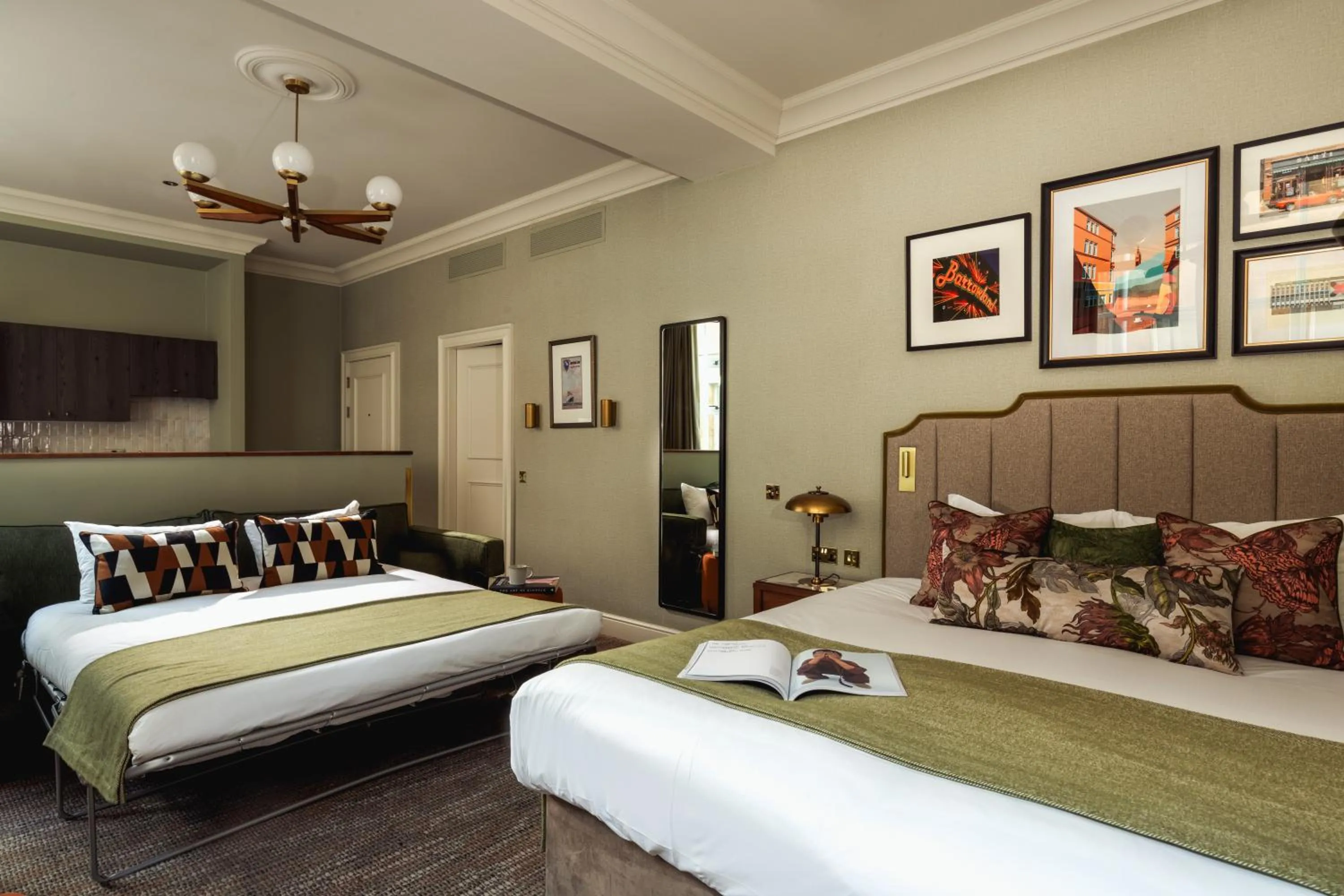 Photo of the whole room, Bed in Native Glasgow