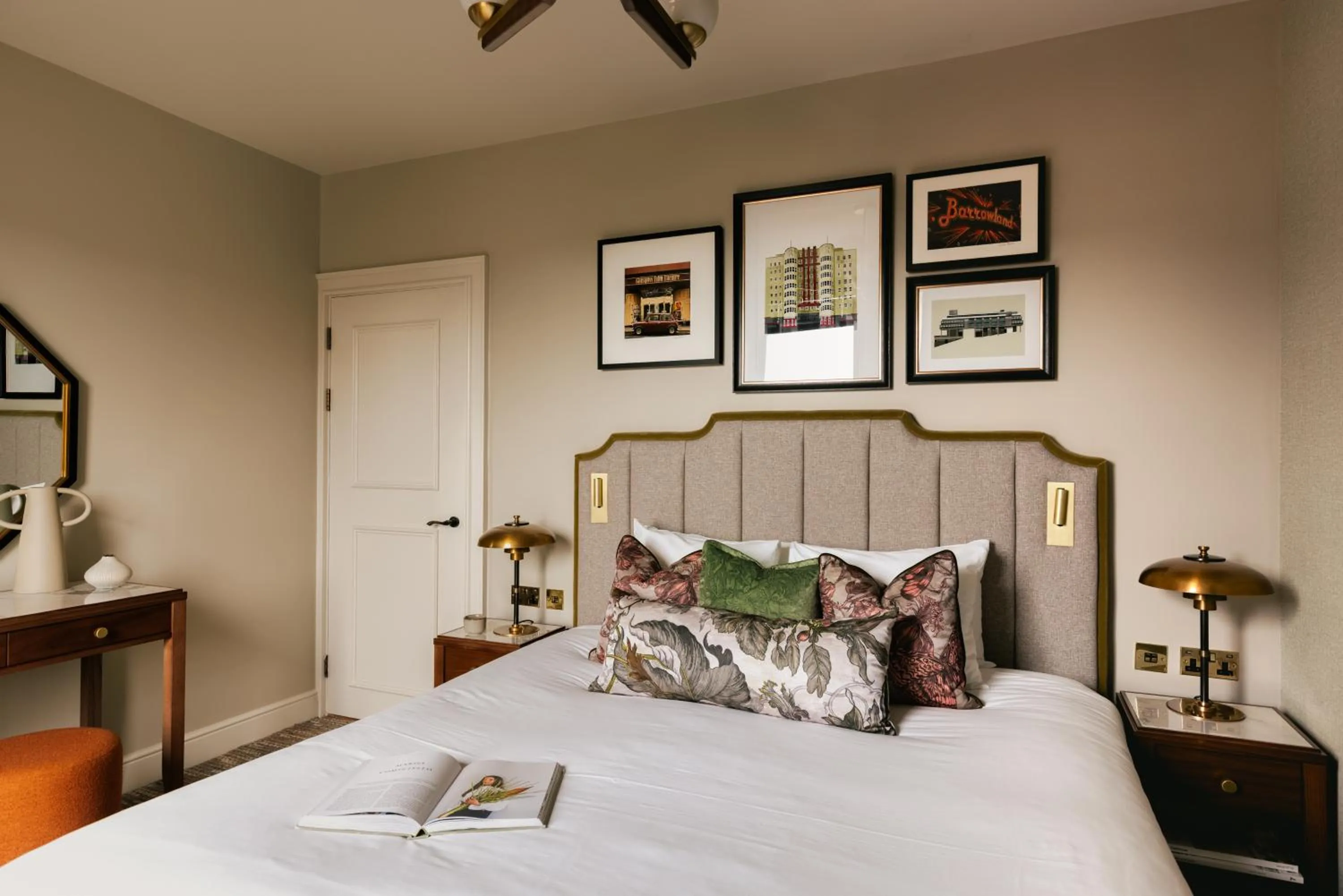 Bedroom, Bed in Native Glasgow