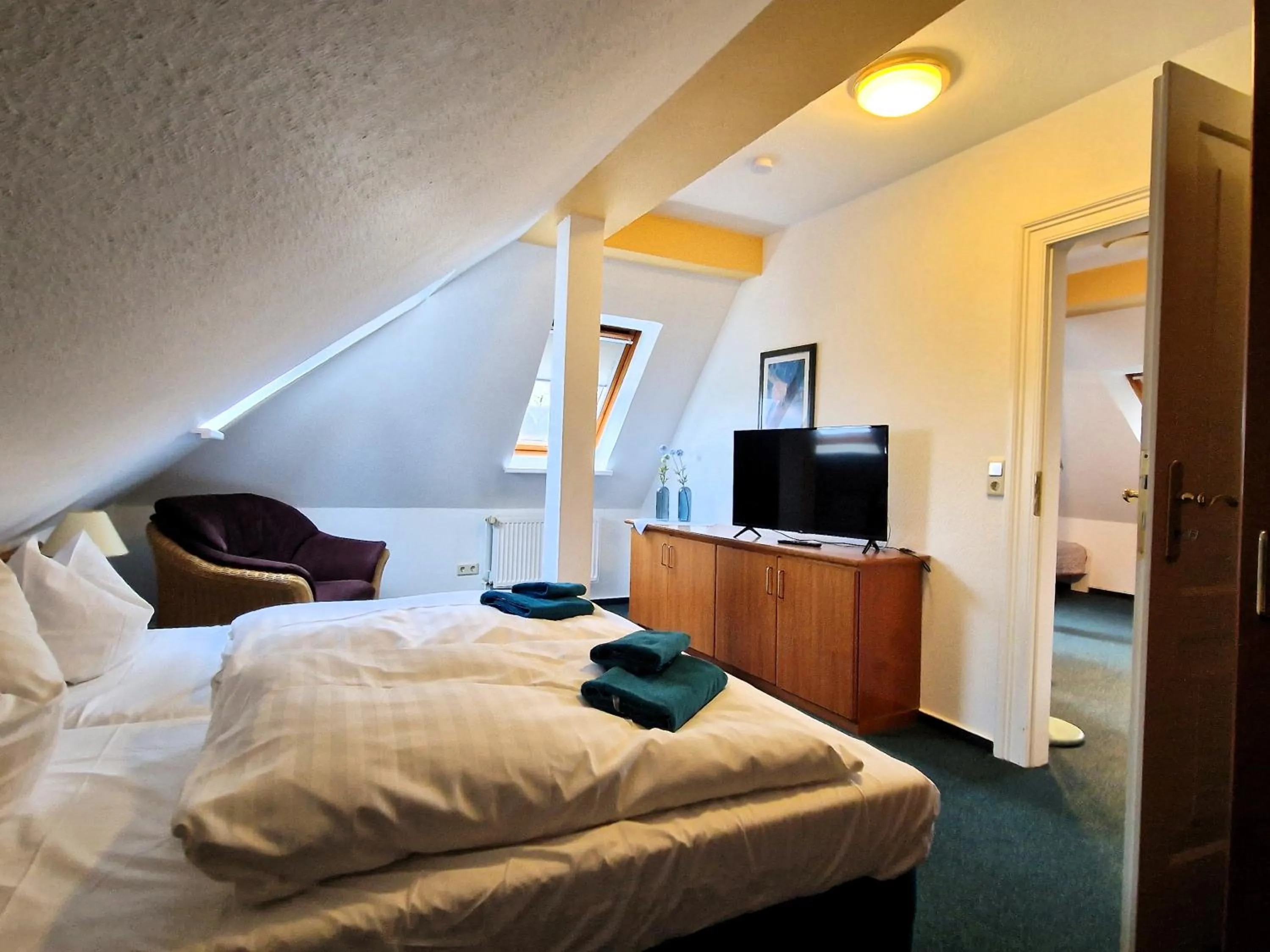 Bedroom, Bed in Hotel Fährhaus Niederkleveez