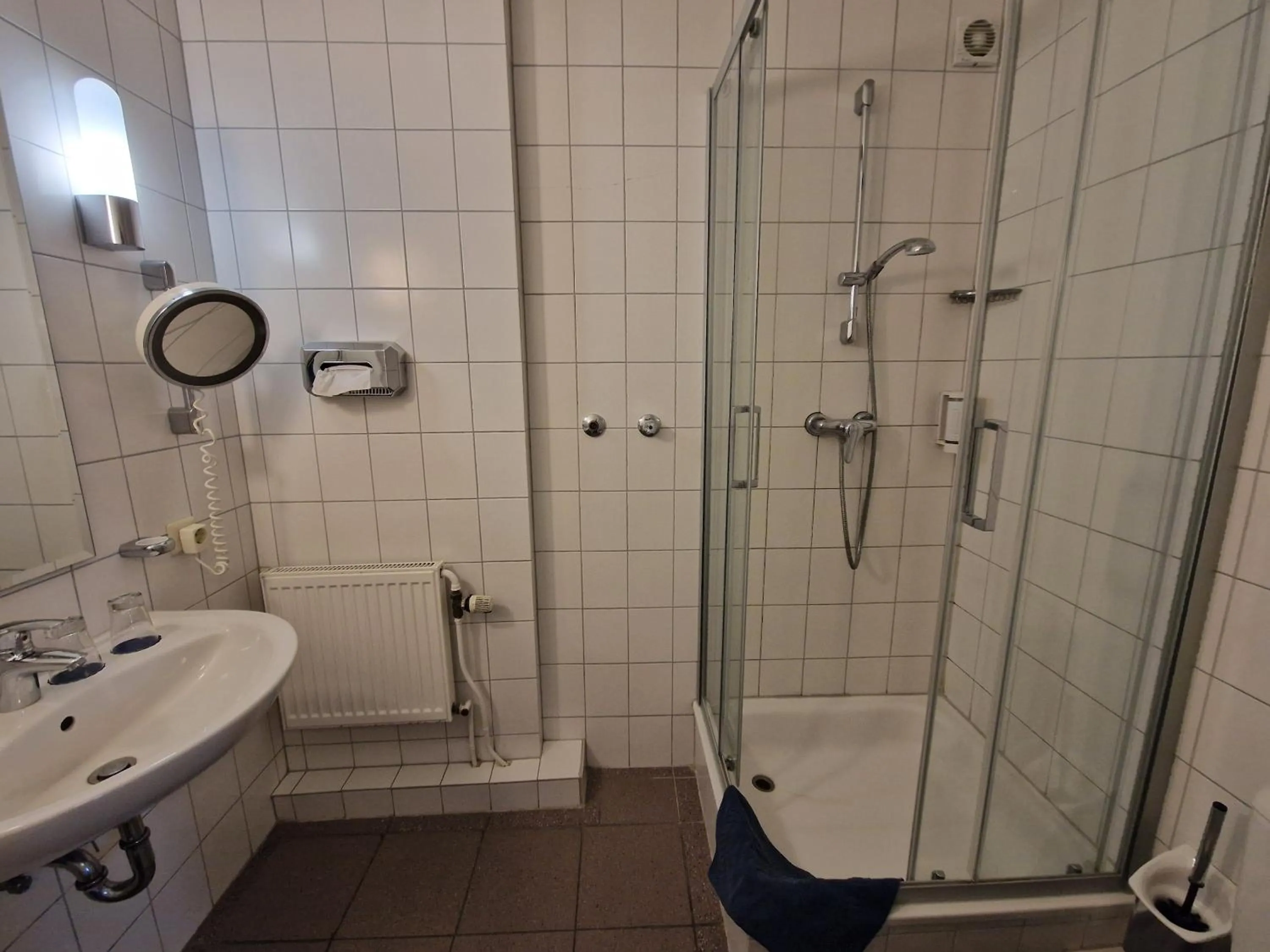 Bathroom in Hotel Fährhaus Niederkleveez