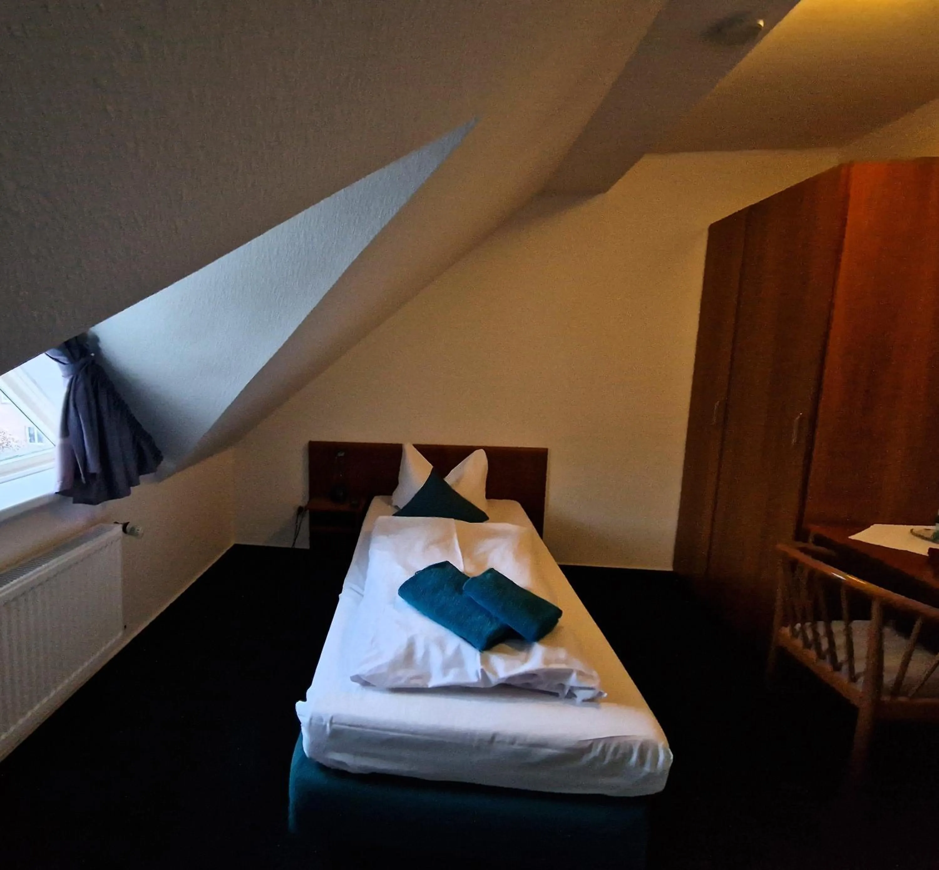 Bedroom, Bed in Hotel Fährhaus Niederkleveez