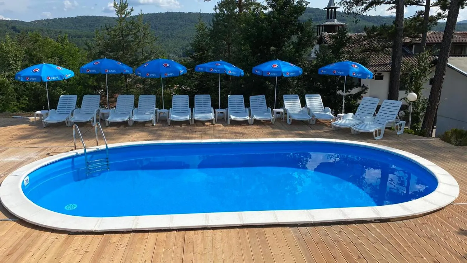 Swimming pool in Complex Brashlyan