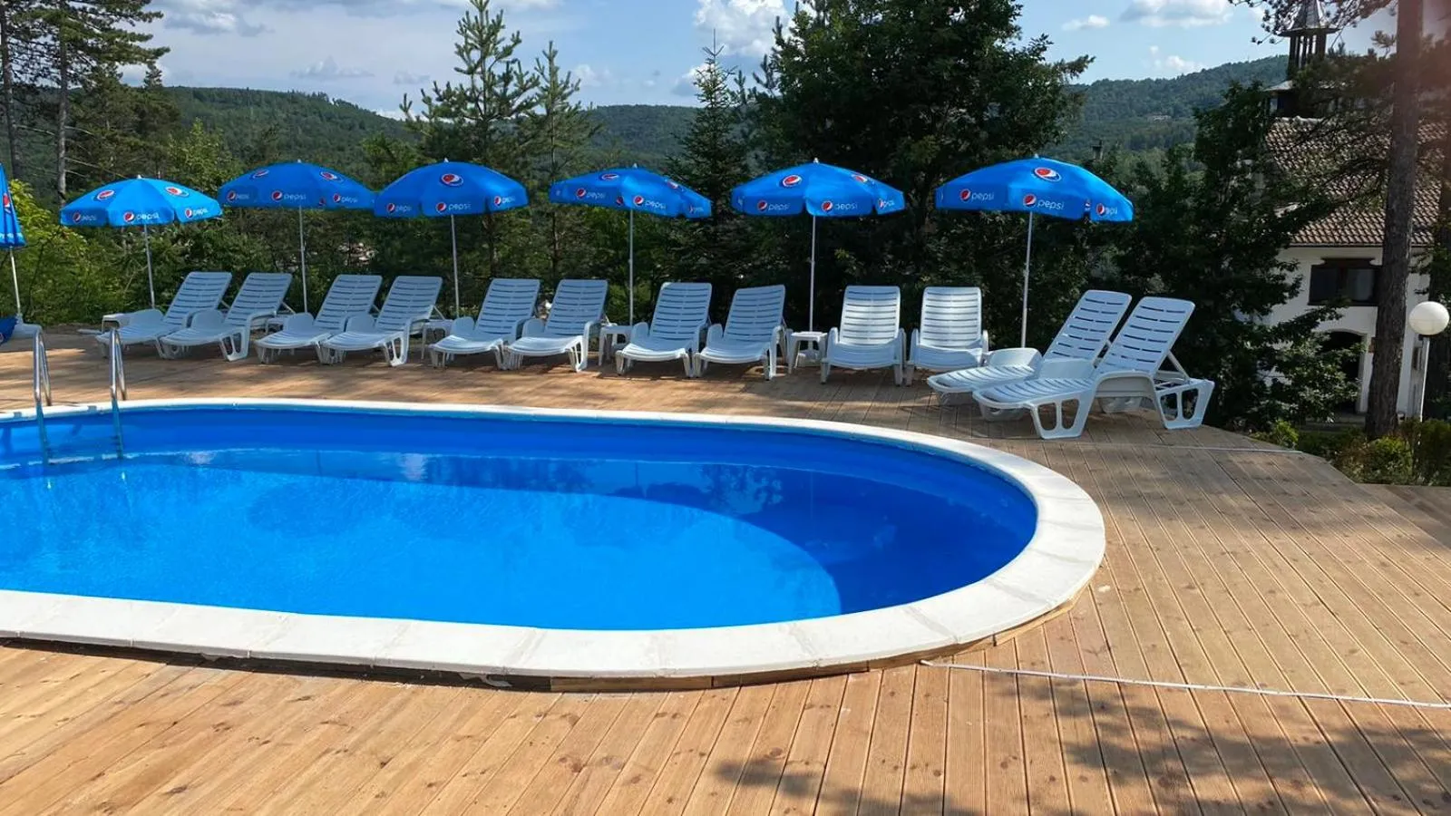 Swimming pool in Complex Brashlyan