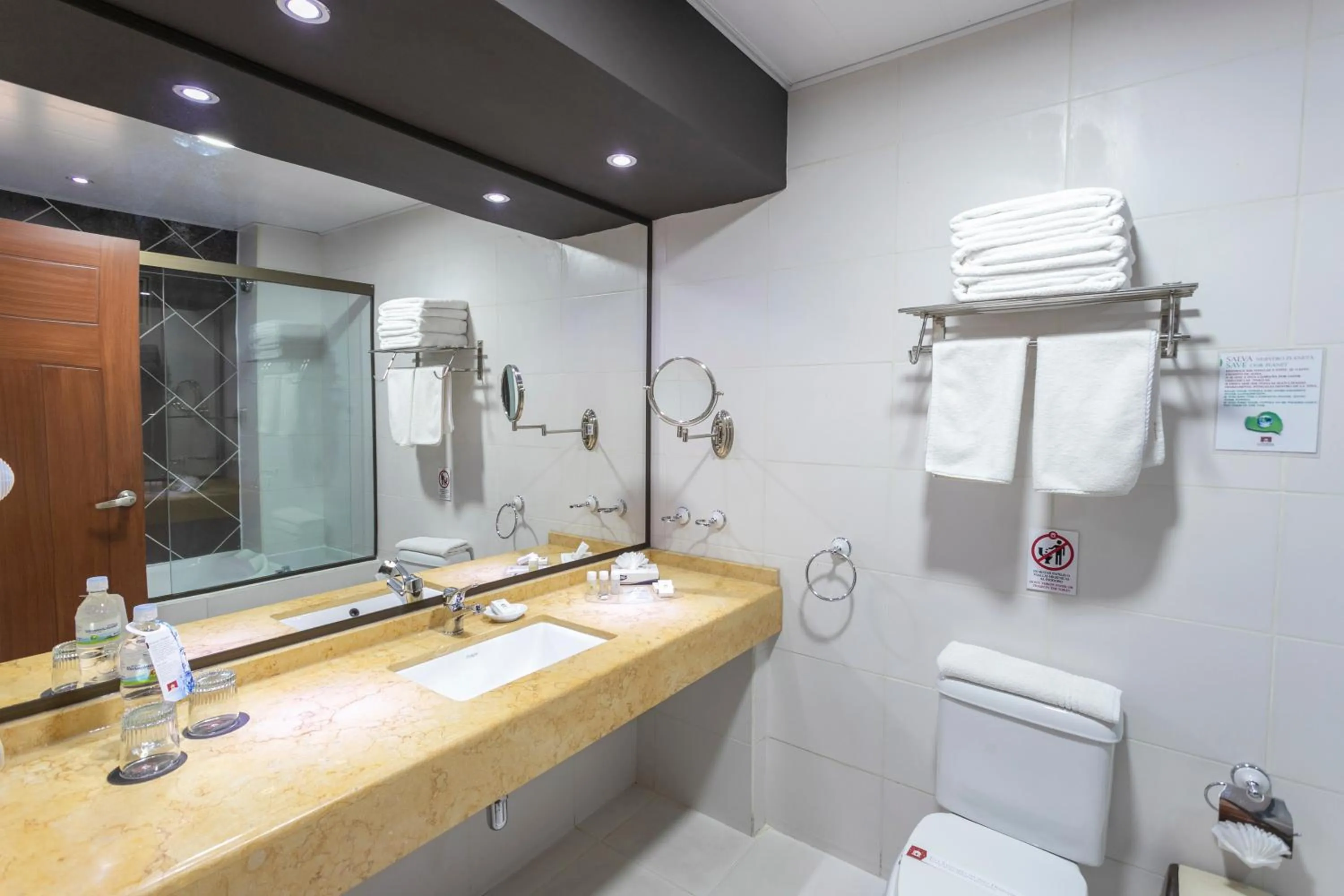 Shower in Gran Hotel Cochabamba