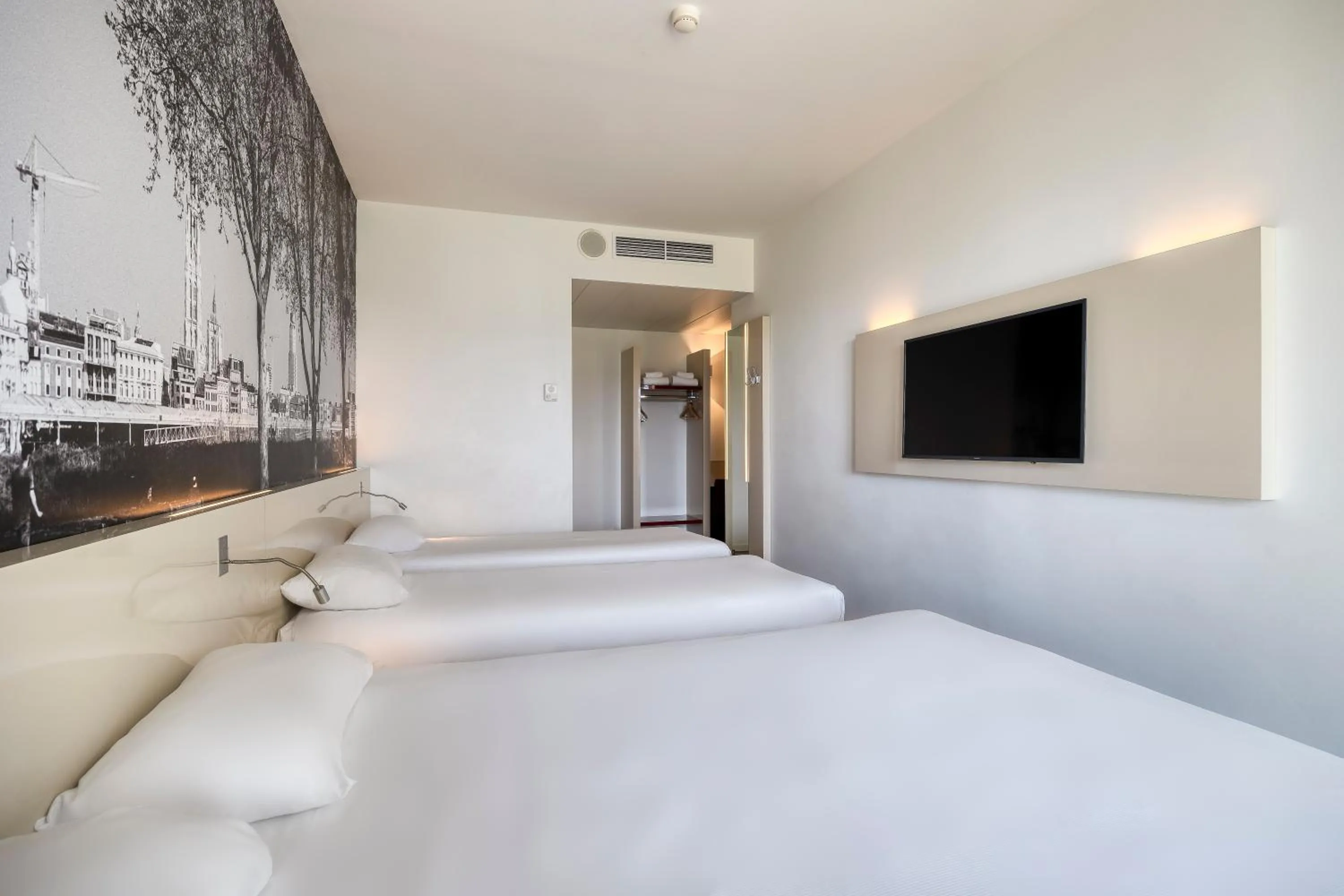 Photo of the whole room, Bed in B&B HOTEL Antwerpen Zuid