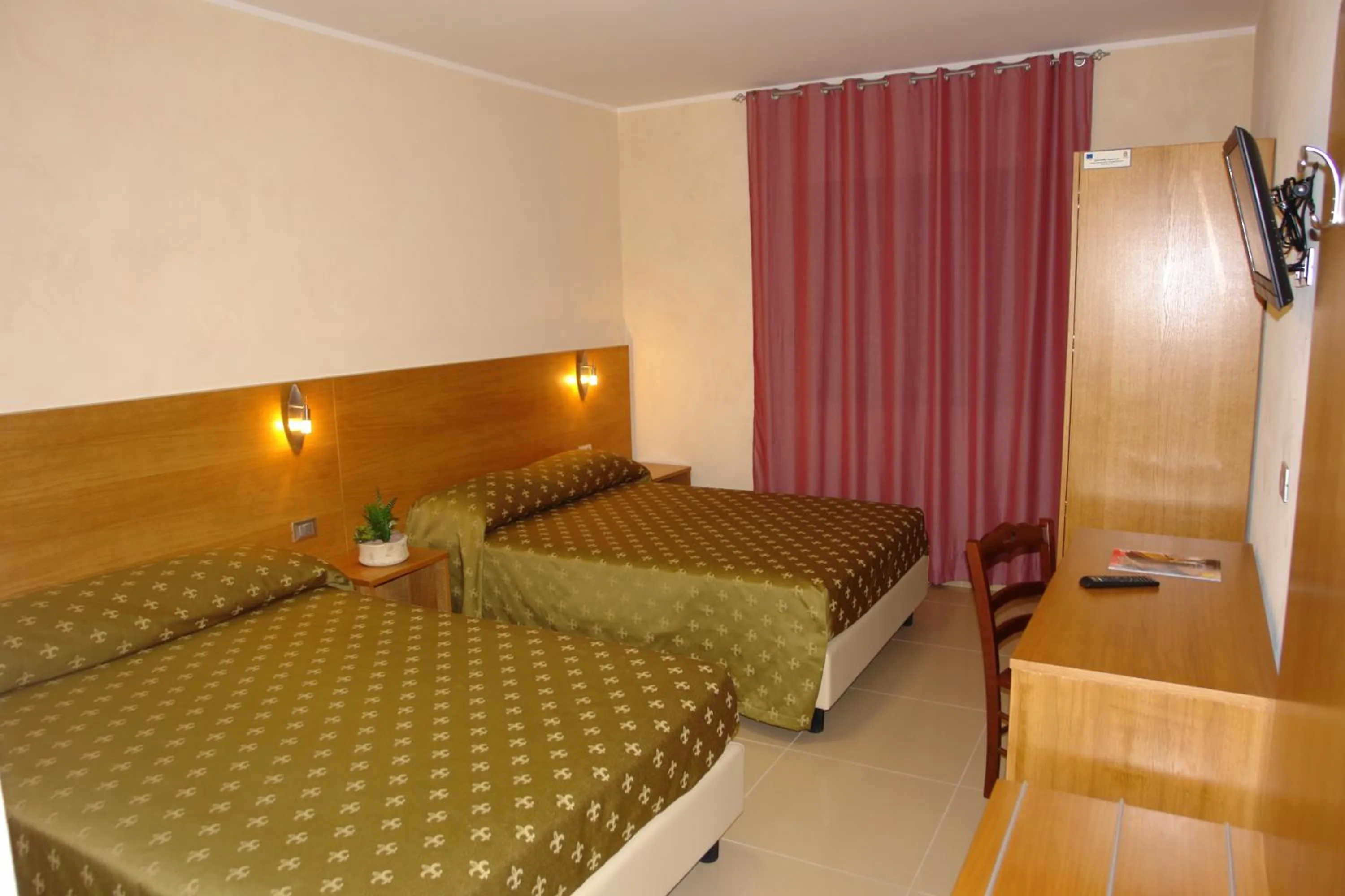 Photo of the whole room in Hotel Corona