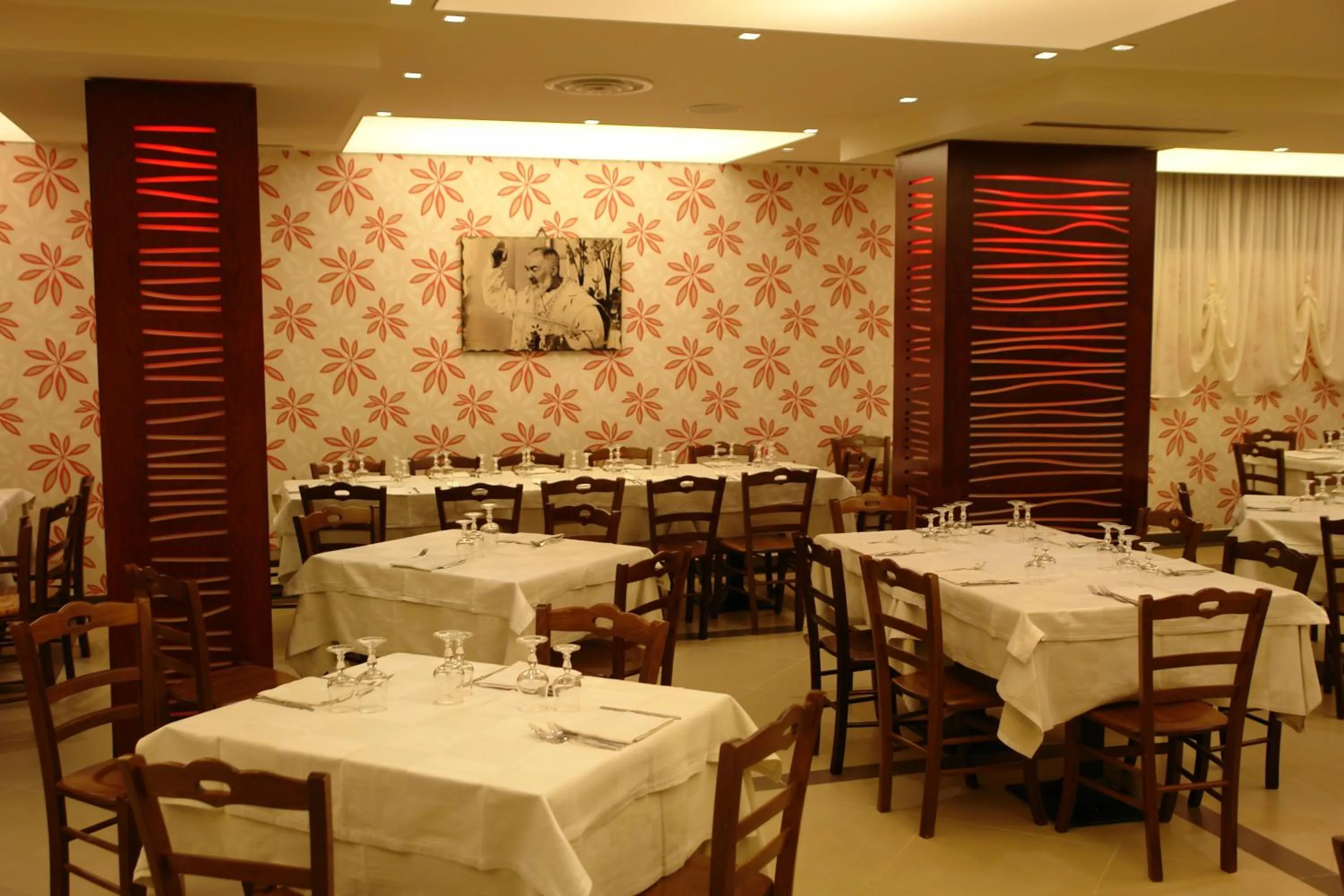 Restaurant/places to eat in Hotel Corona