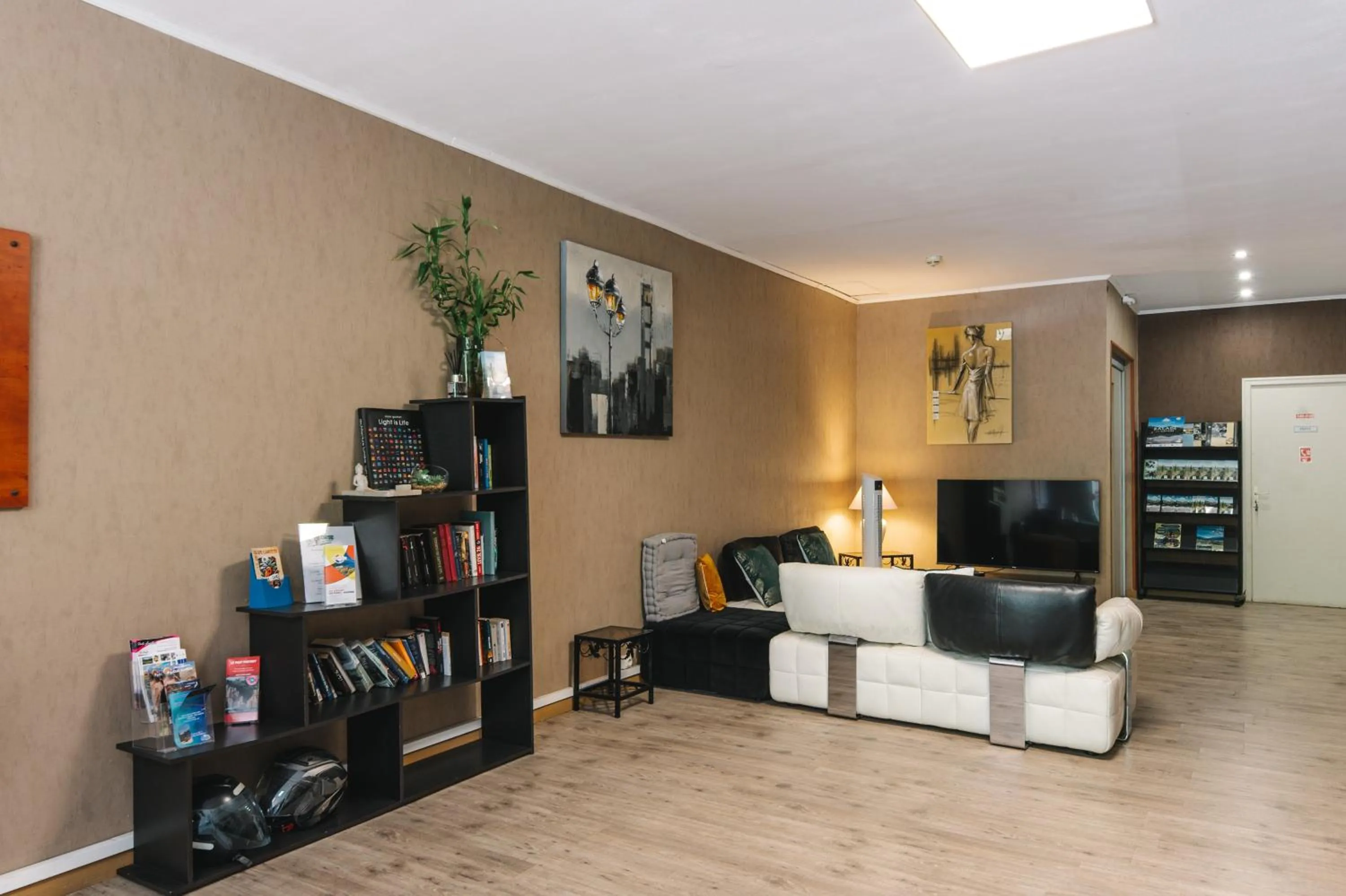 Communal lounge/ TV room in Le Vaita