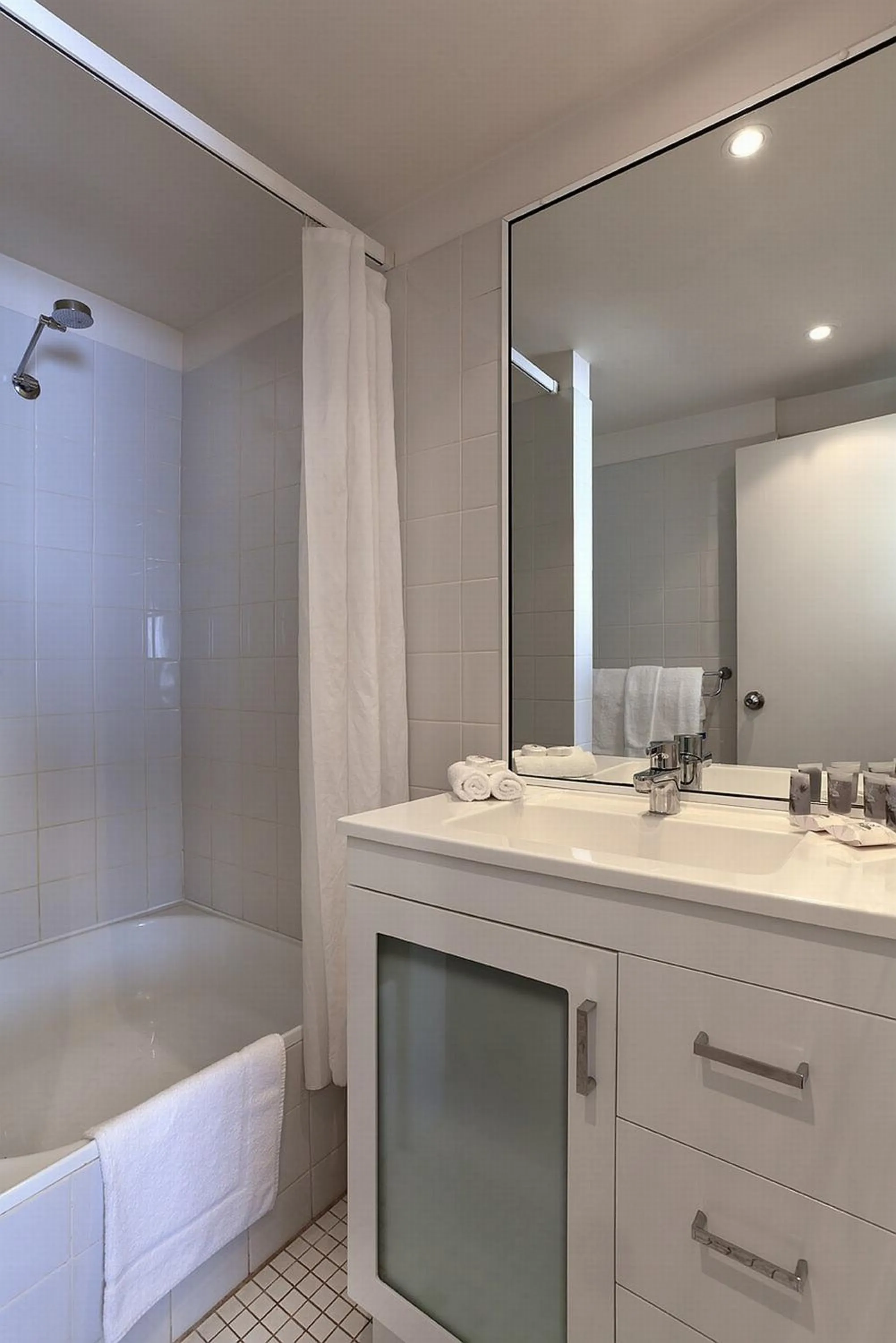 Shower in Macleay Hotel