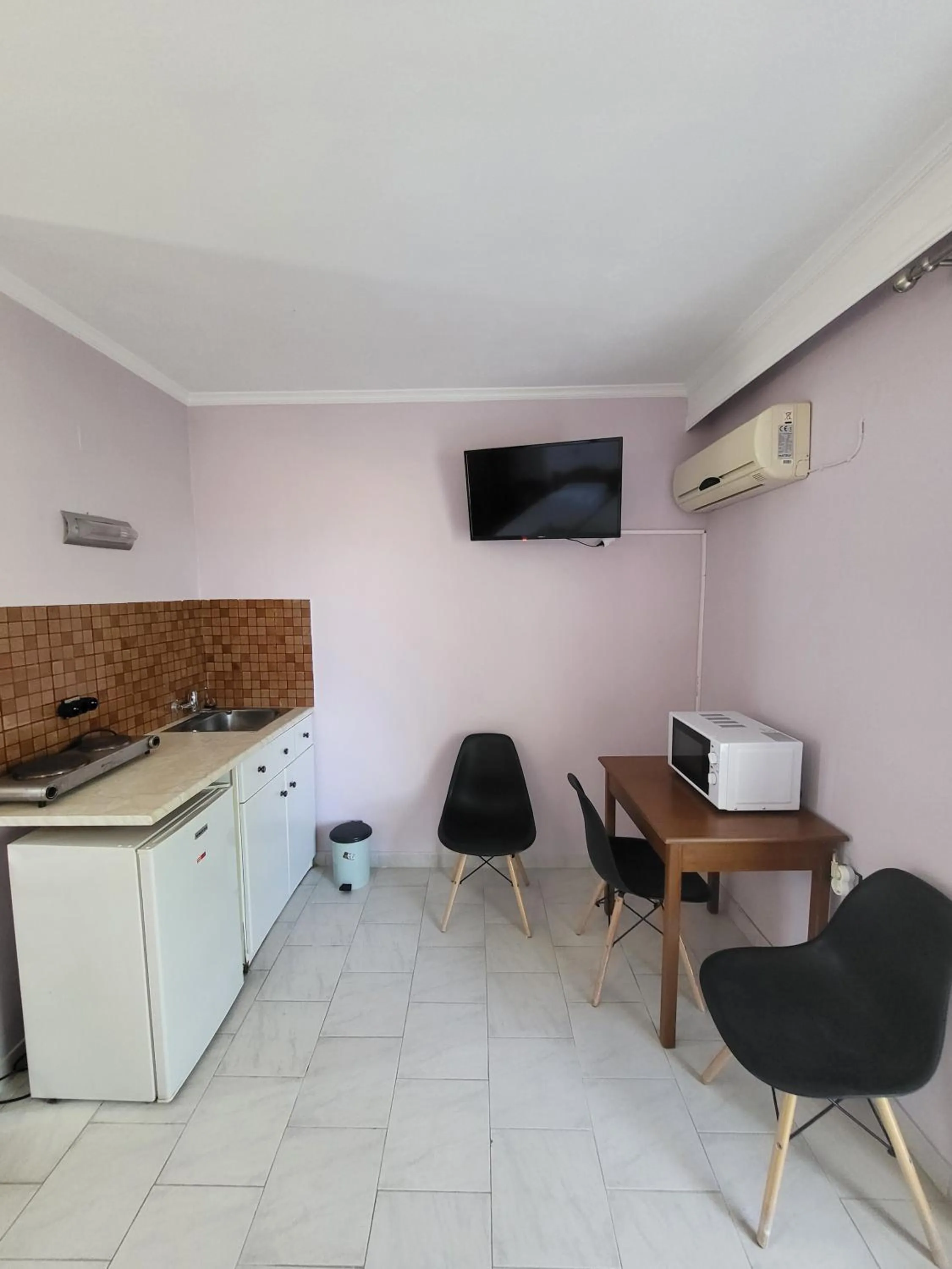 Kitchen or kitchenette in Garden City Image