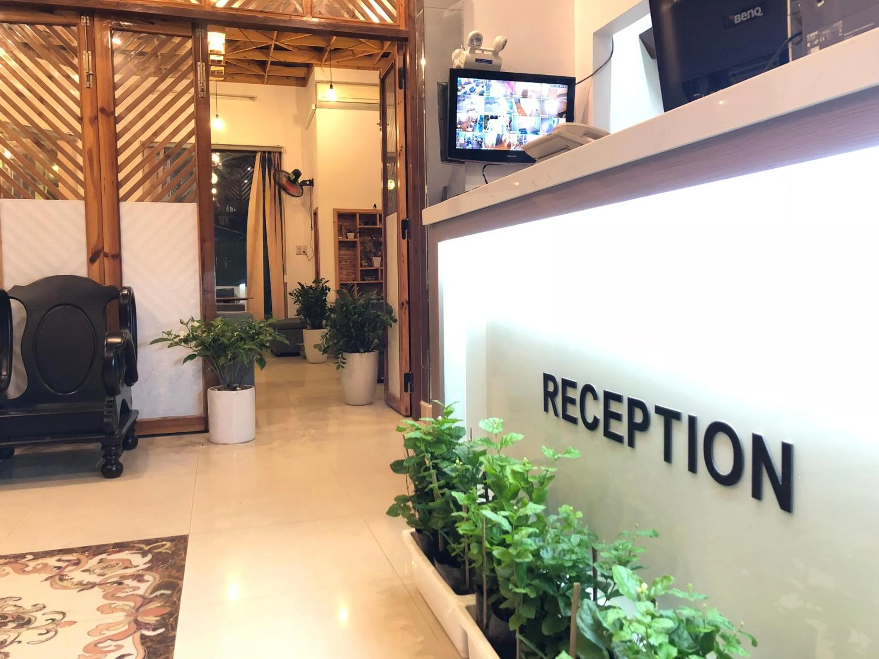 Restaurant/places to eat in Nice Hue Hotel