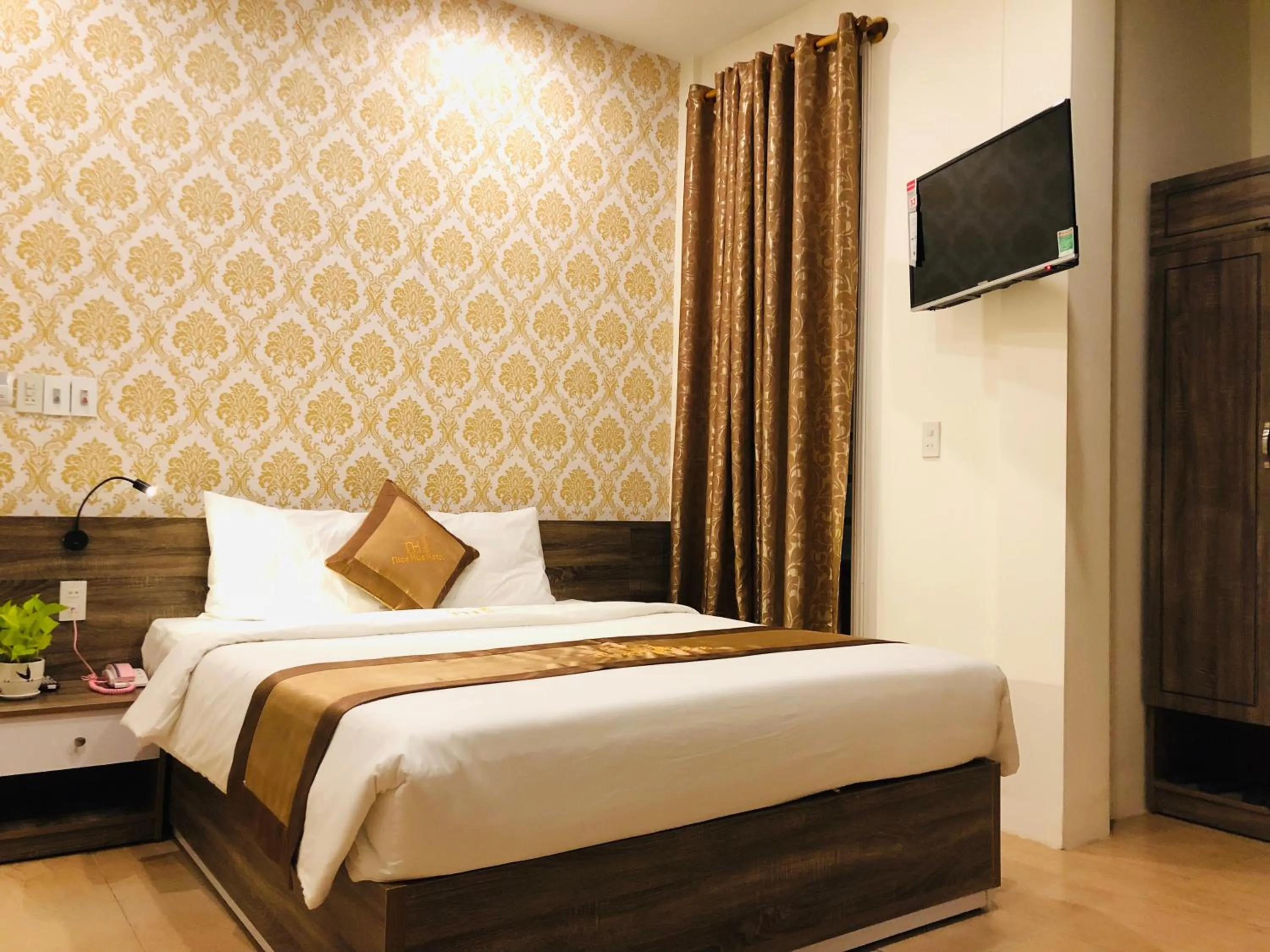 Bedroom, Bed in Nice Hue Hotel