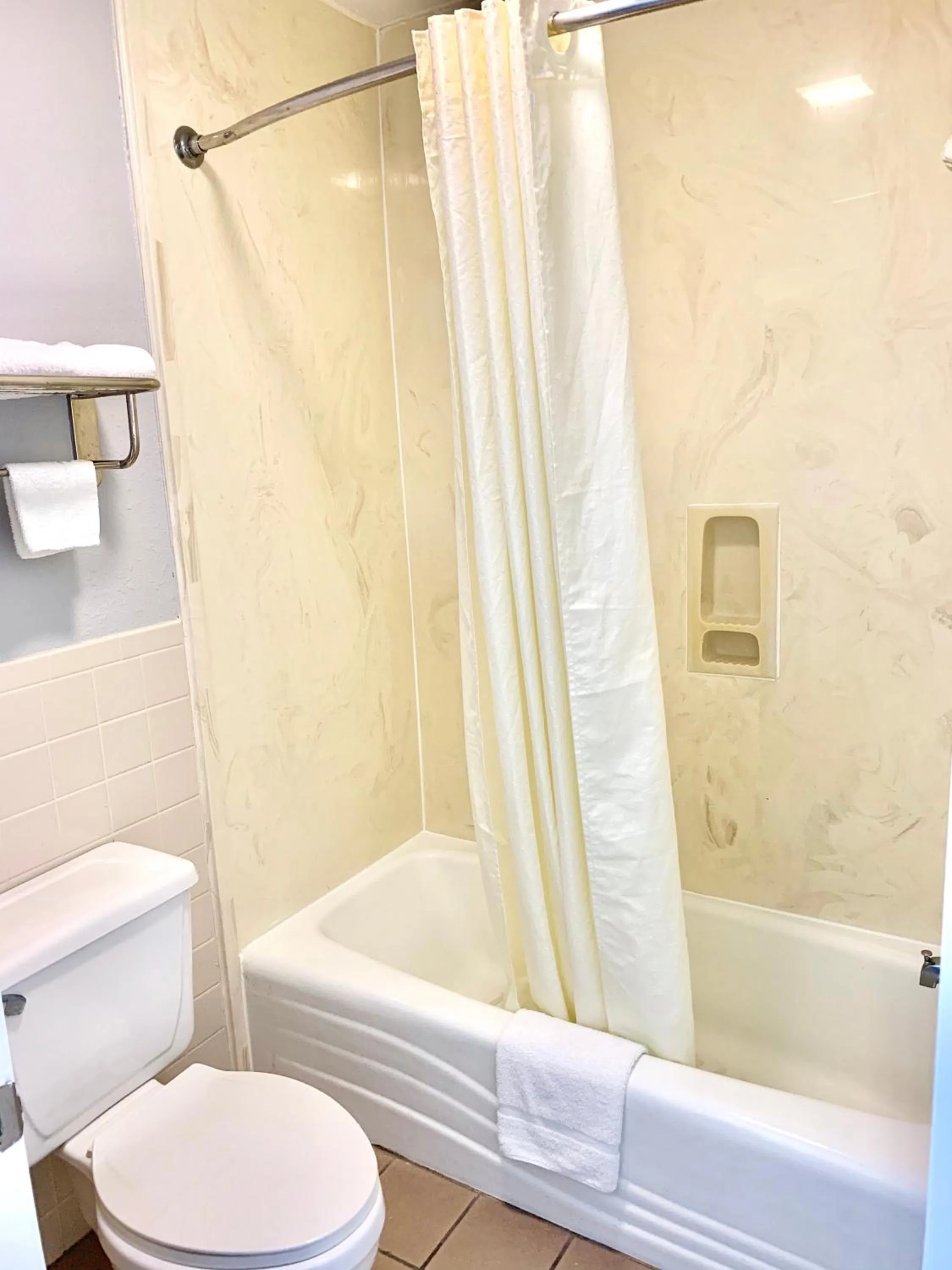 Bathroom in Scottish Inns Westcott Street