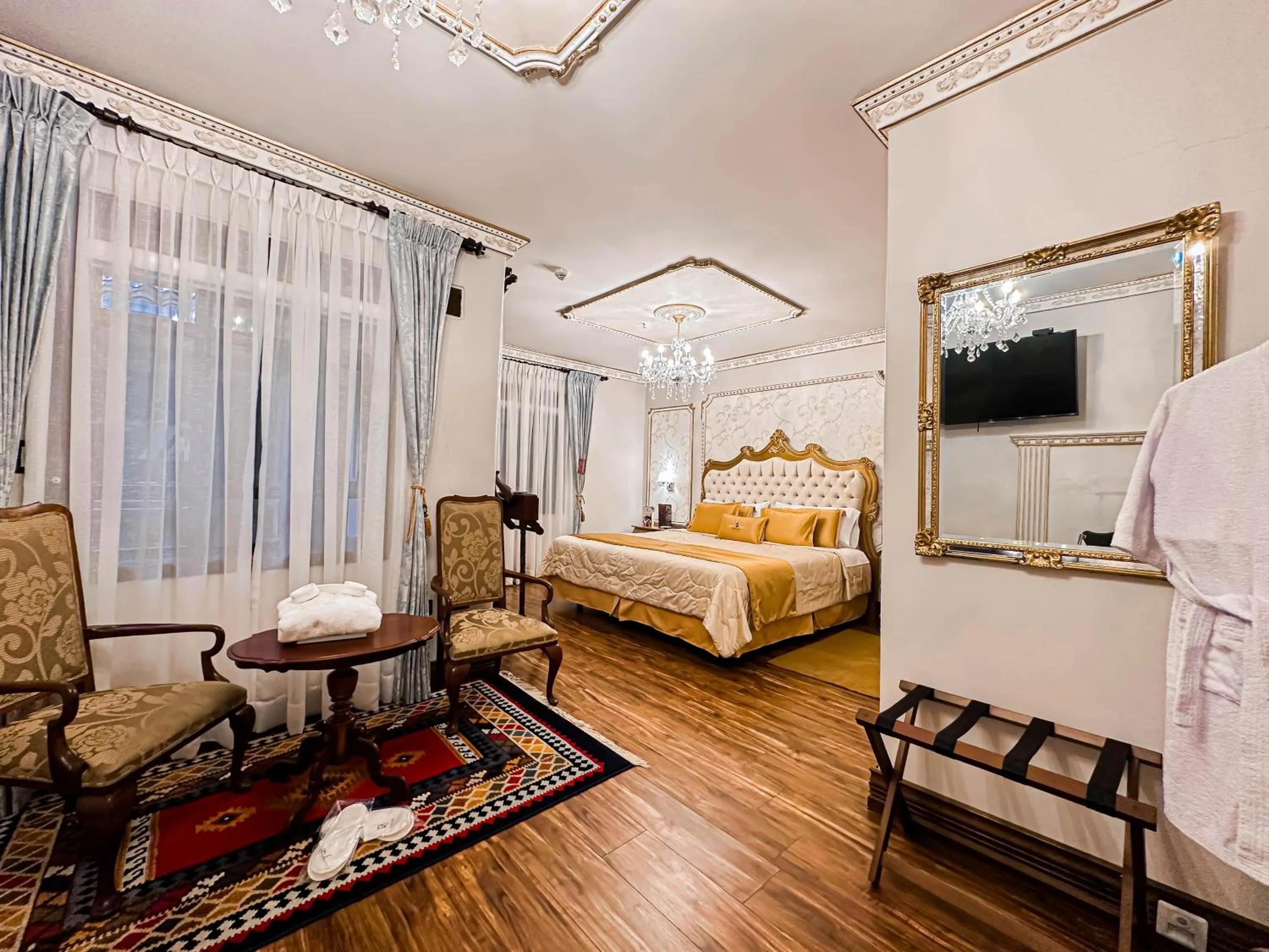 Photo of the whole room, Bed in San Juan Hotel