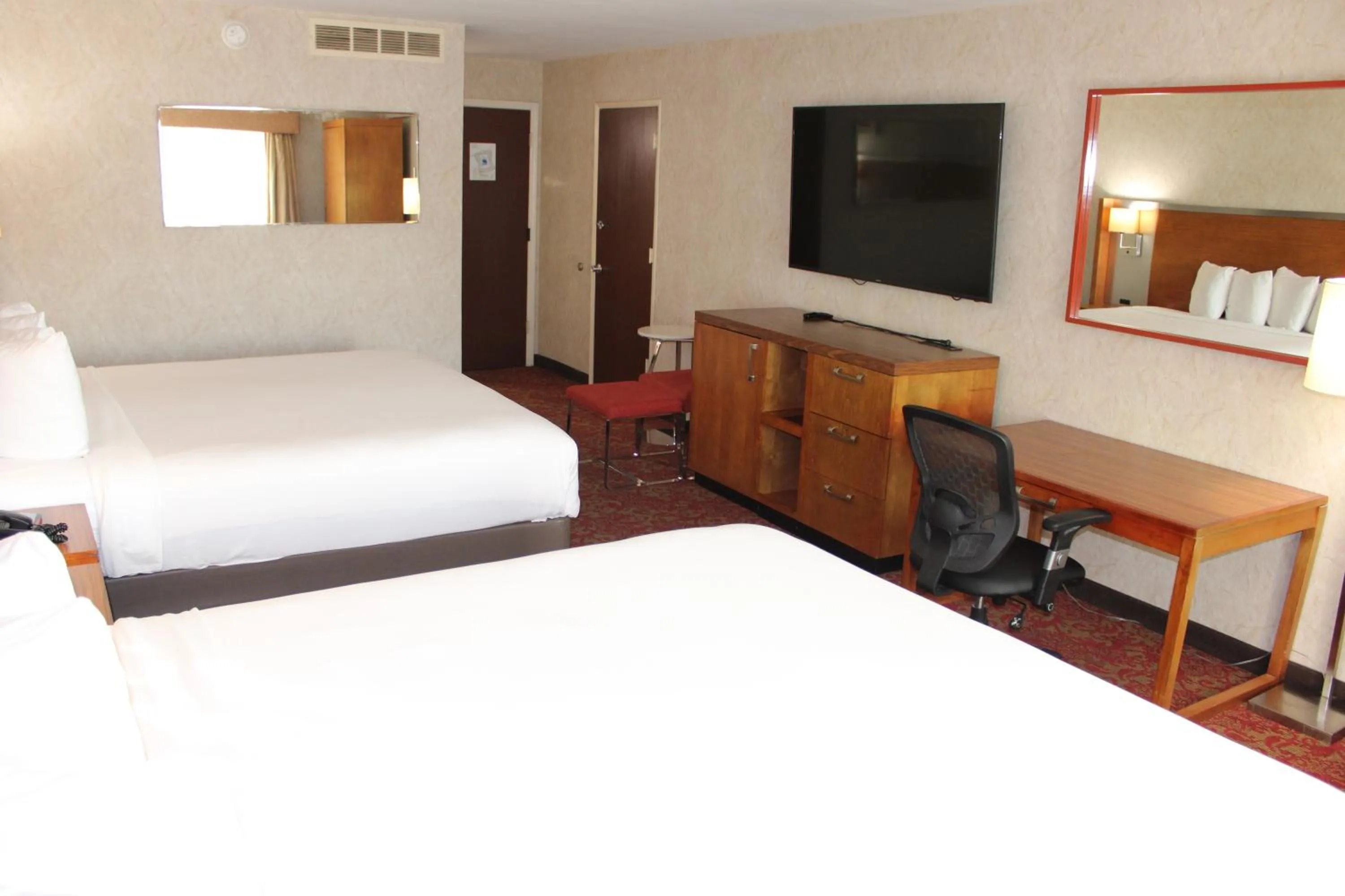 Bedroom, Bed in Clarion Hotel Bakersfield North