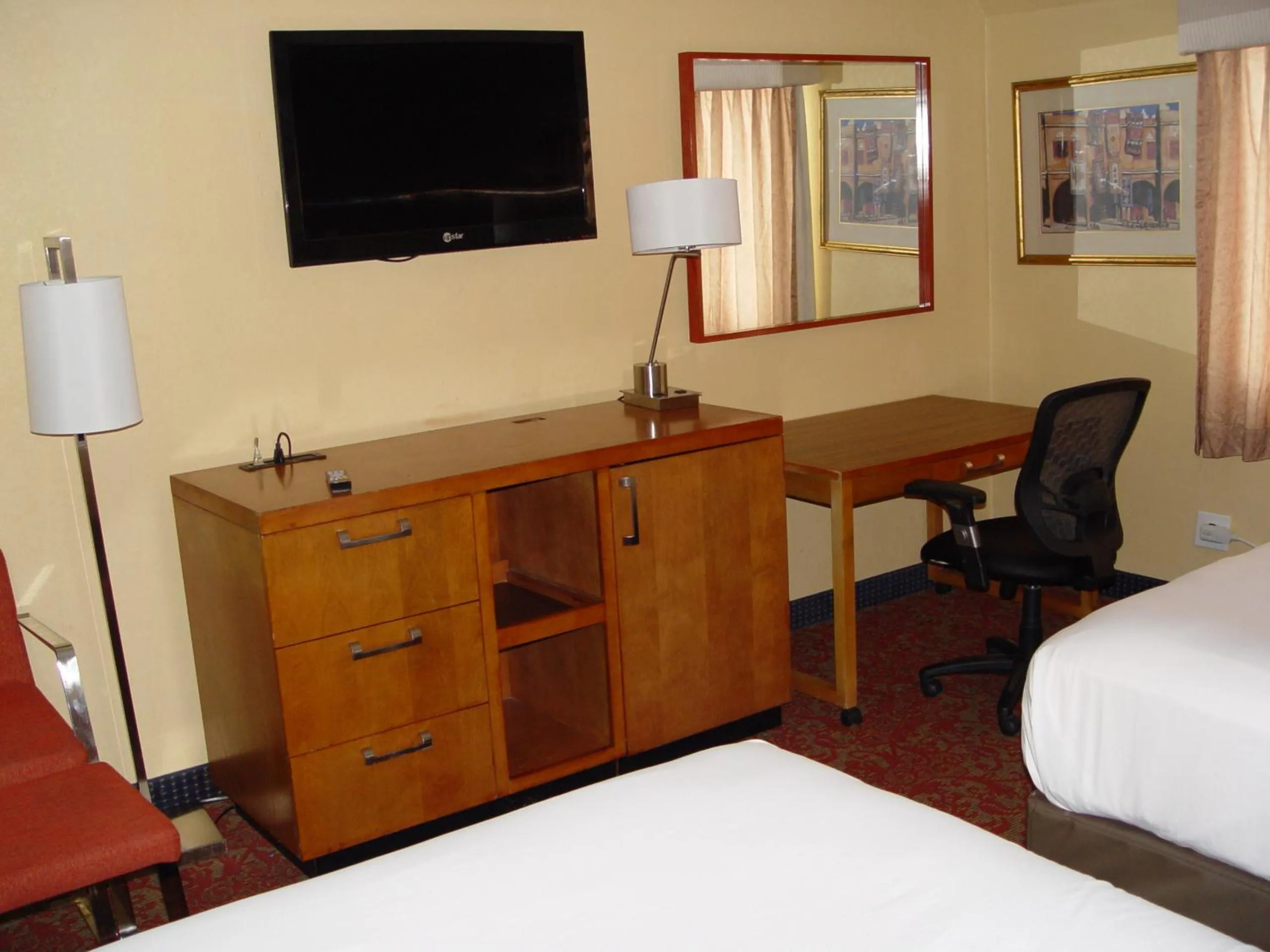 hair dresser, Bed in Clarion Hotel Bakersfield North