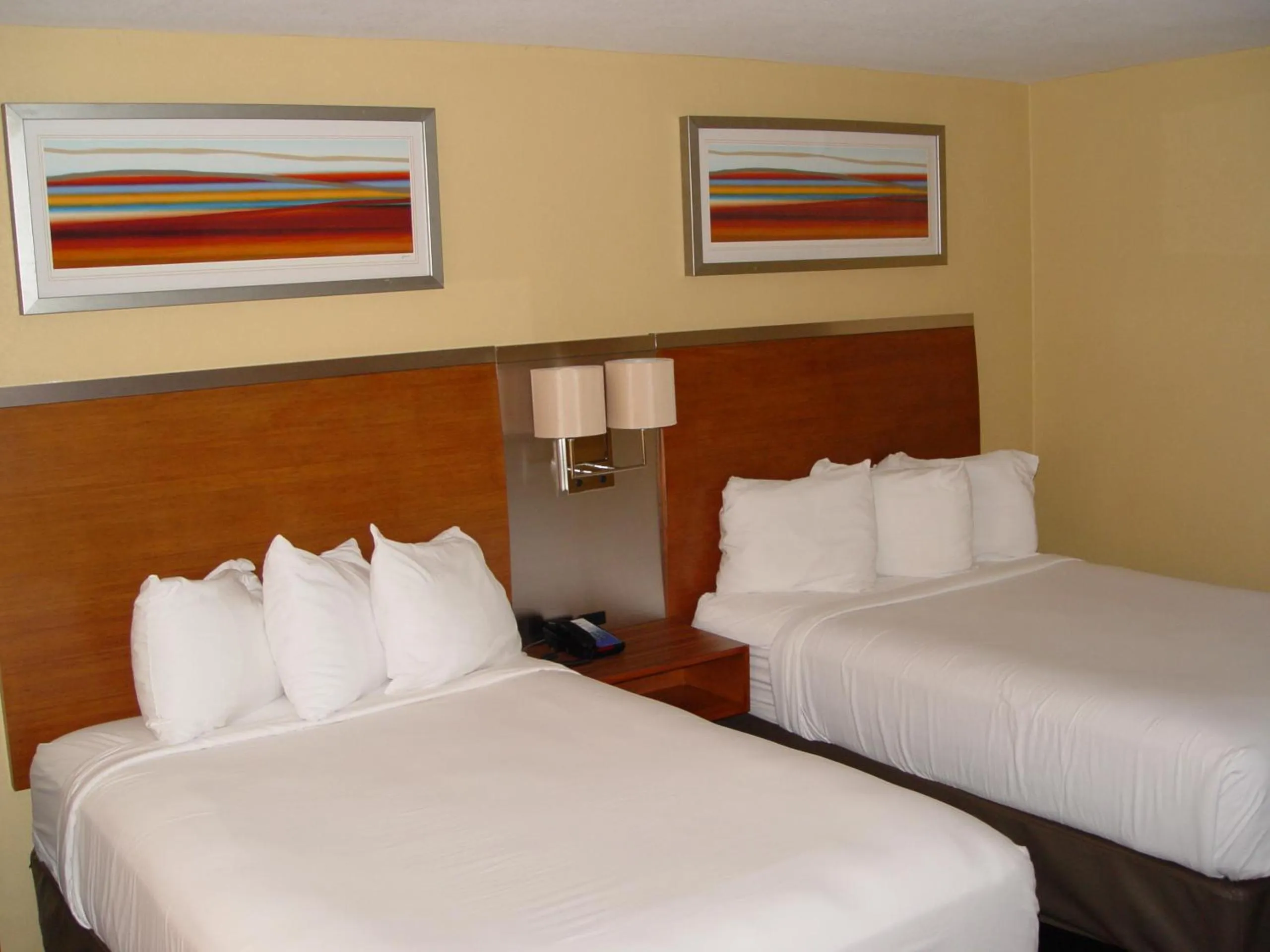 Bedroom, Bed in Clarion Hotel Bakersfield North