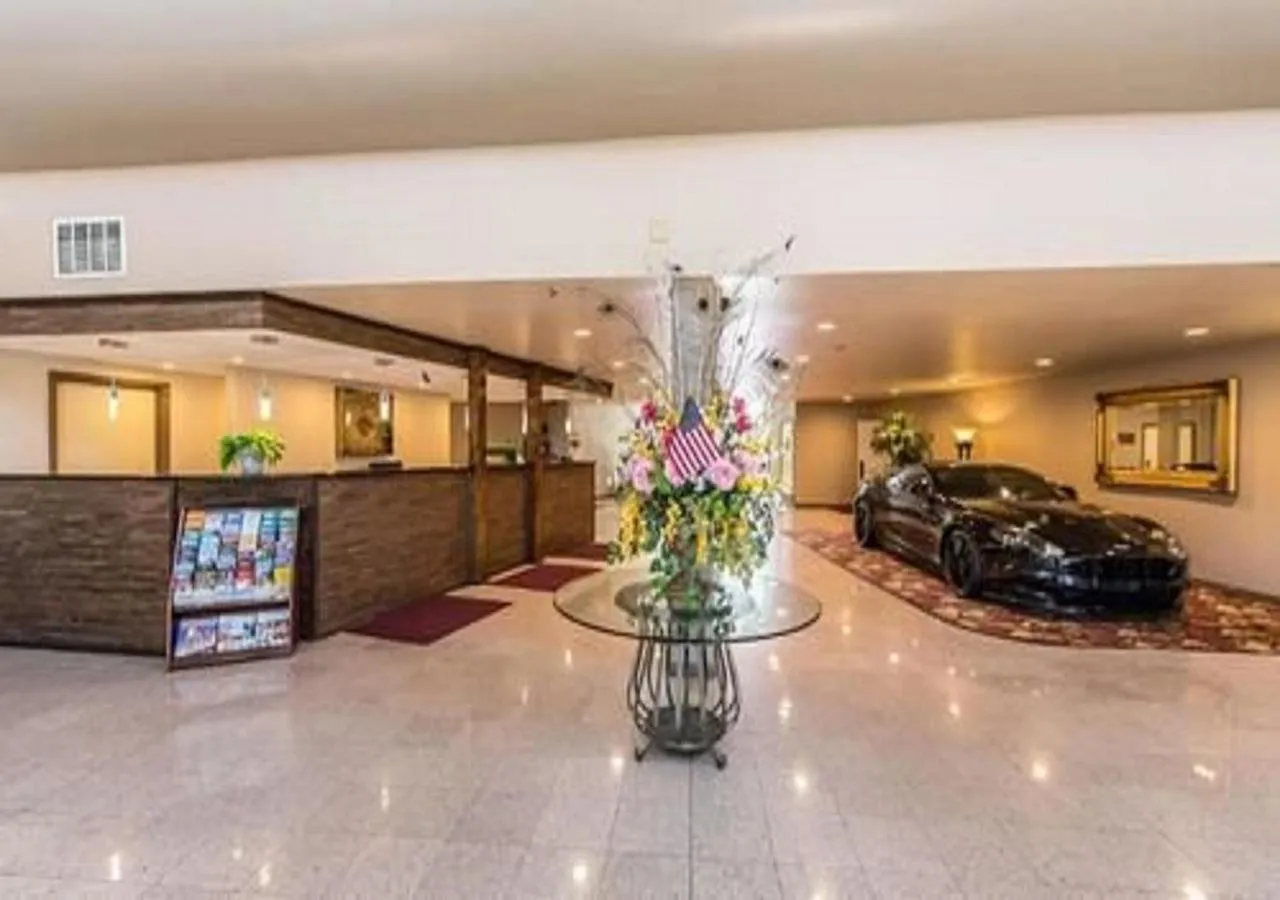 Lobby or reception in Clarion Hotel Bakersfield North