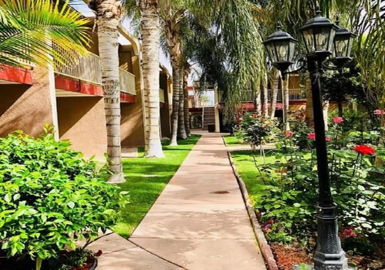 Garden in Clarion Hotel Bakersfield North