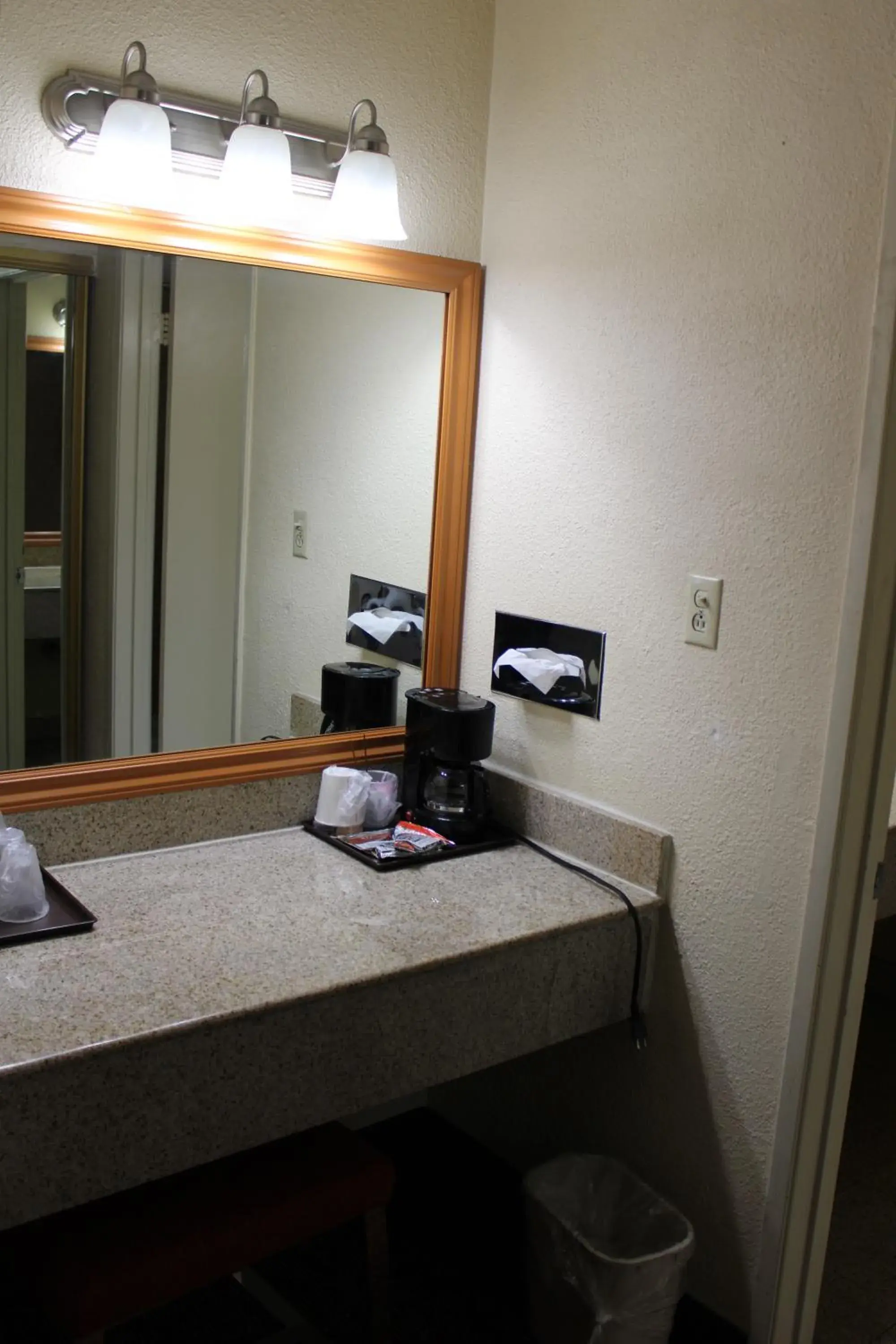 King Room - Non Smoking in Clarion Hotel Bakersfield North King Room - Non Smoking in Clarion Hotel Bakersfield North