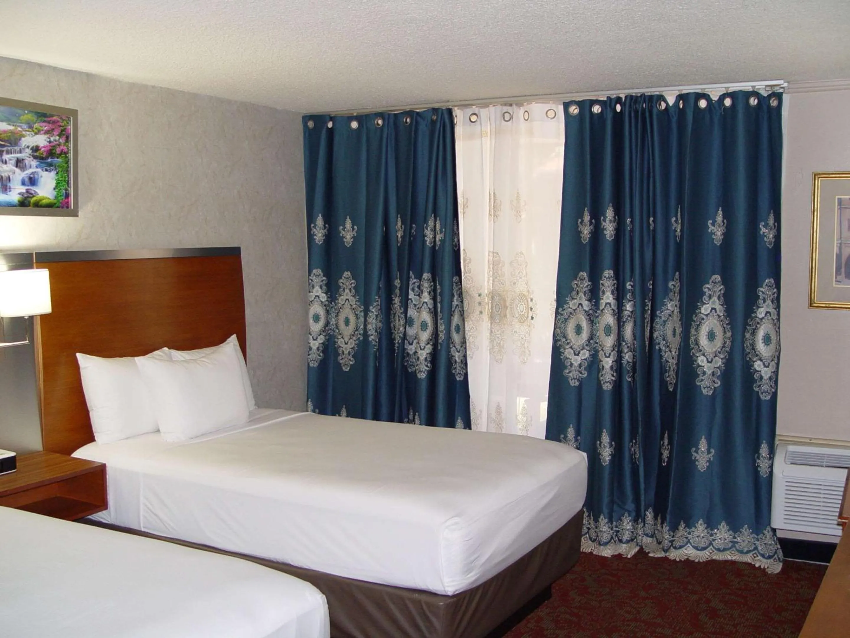 Bedroom, Bed in Clarion Hotel Bakersfield North