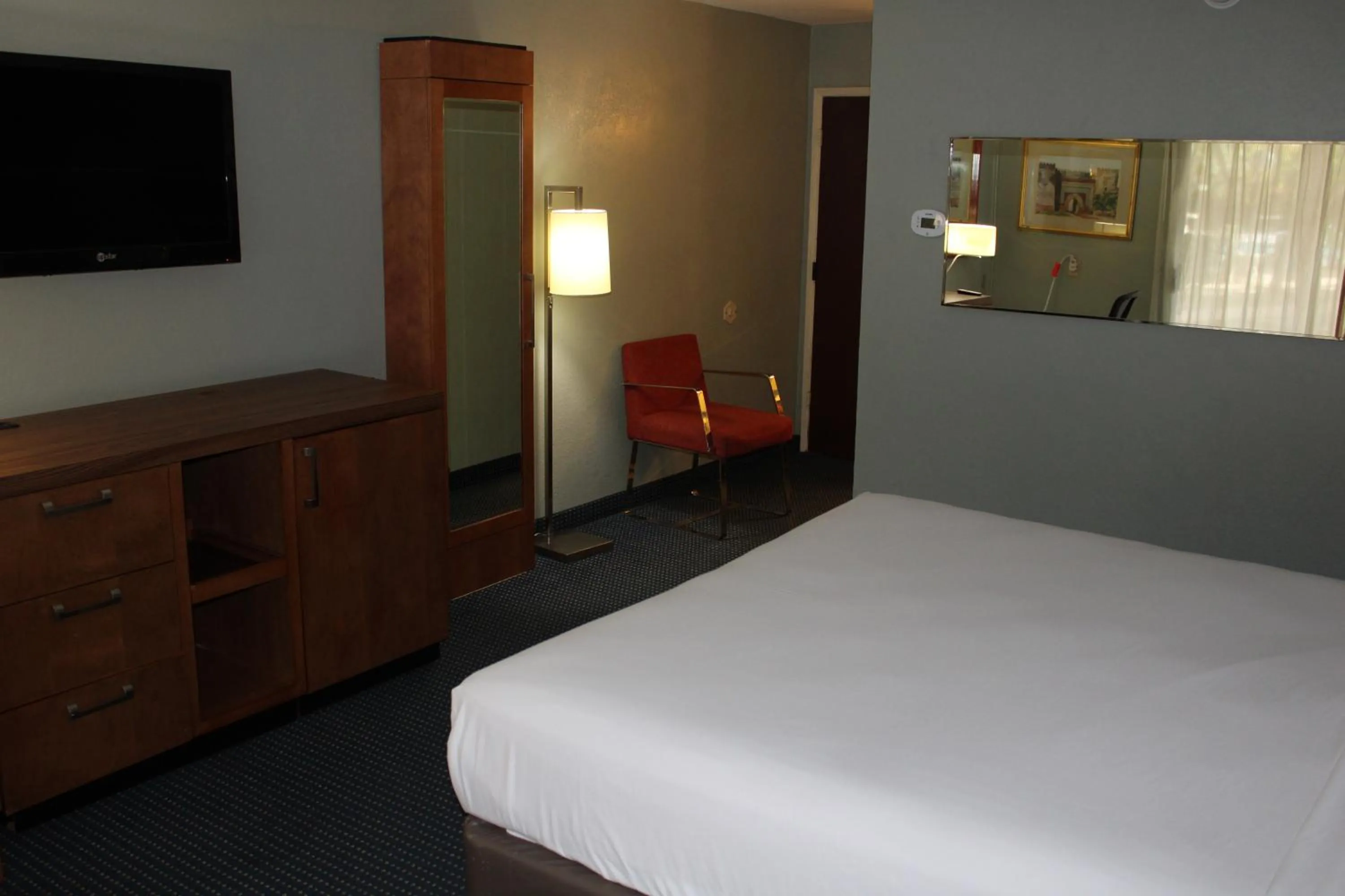 TV and multimedia, Bed in Clarion Hotel Bakersfield North