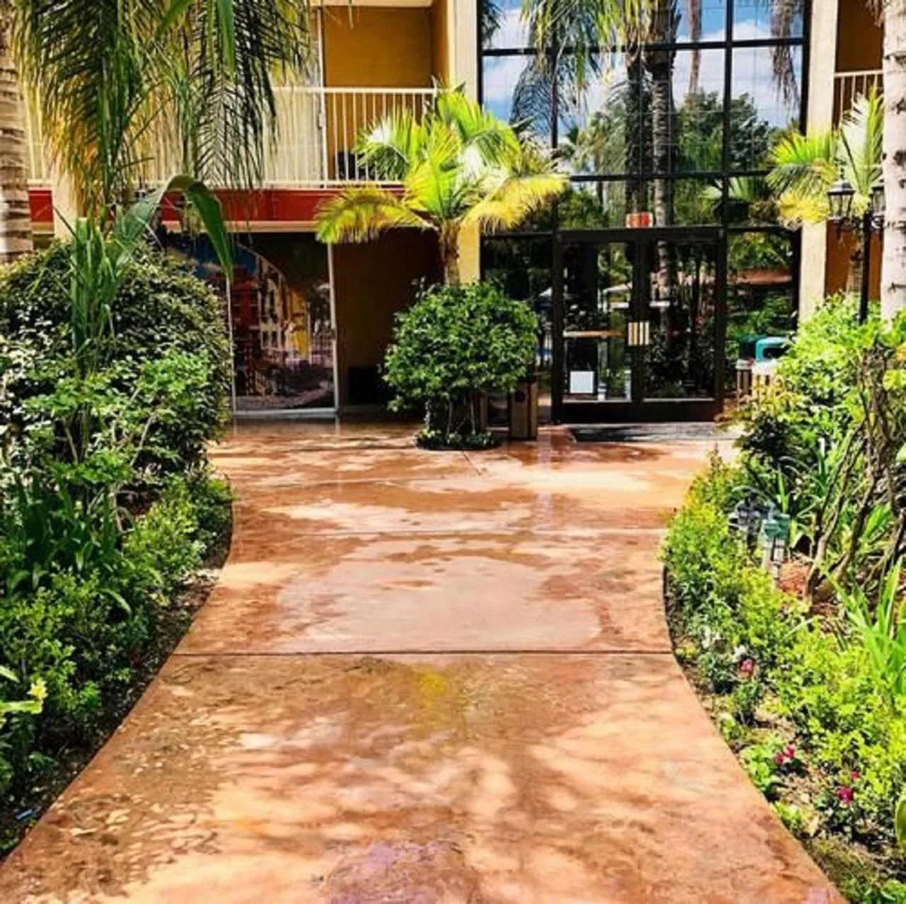 Garden in Clarion Hotel Bakersfield North