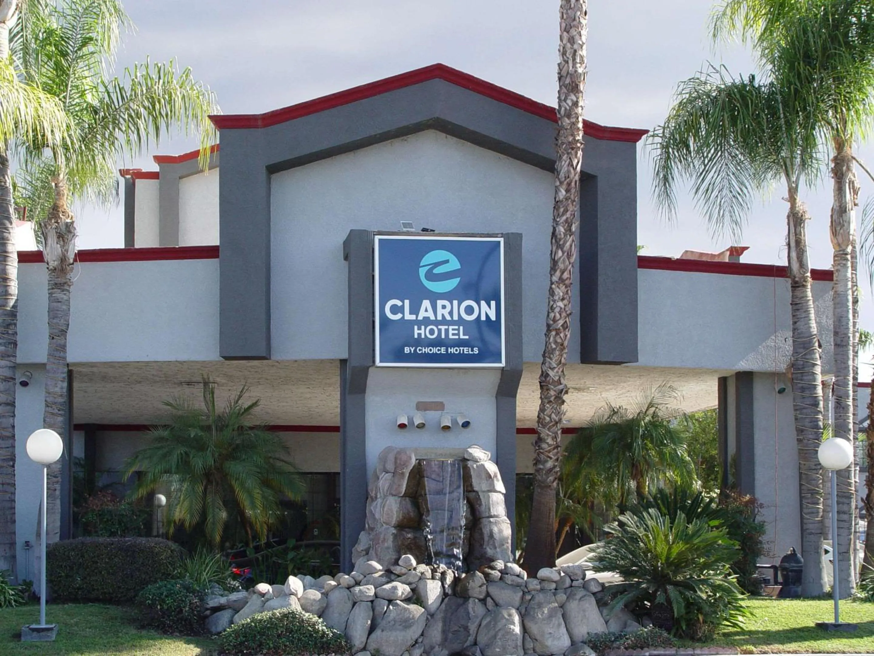 Property building in Clarion Hotel Bakersfield North