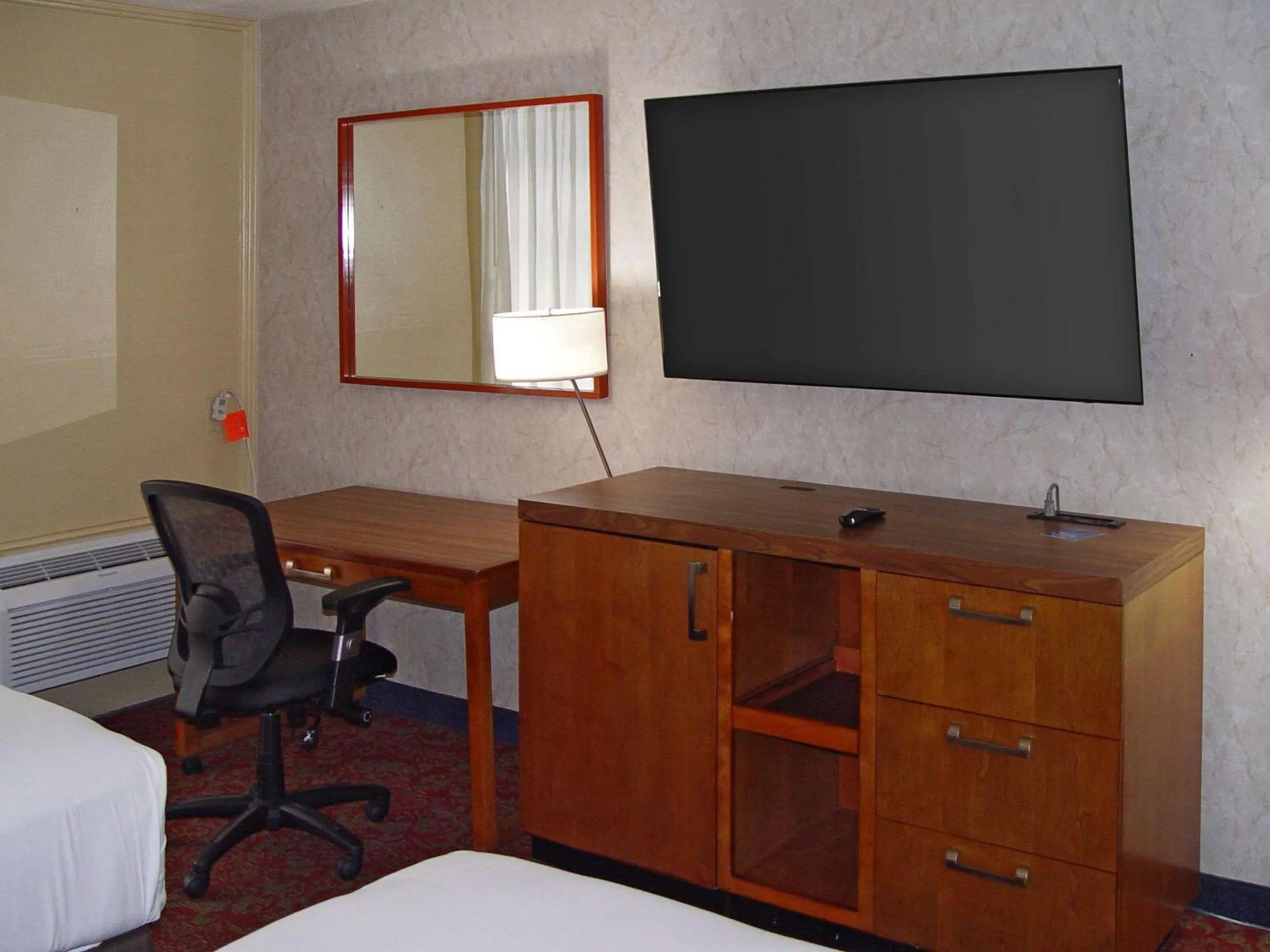 Bedroom, Bed in Clarion Hotel Bakersfield North