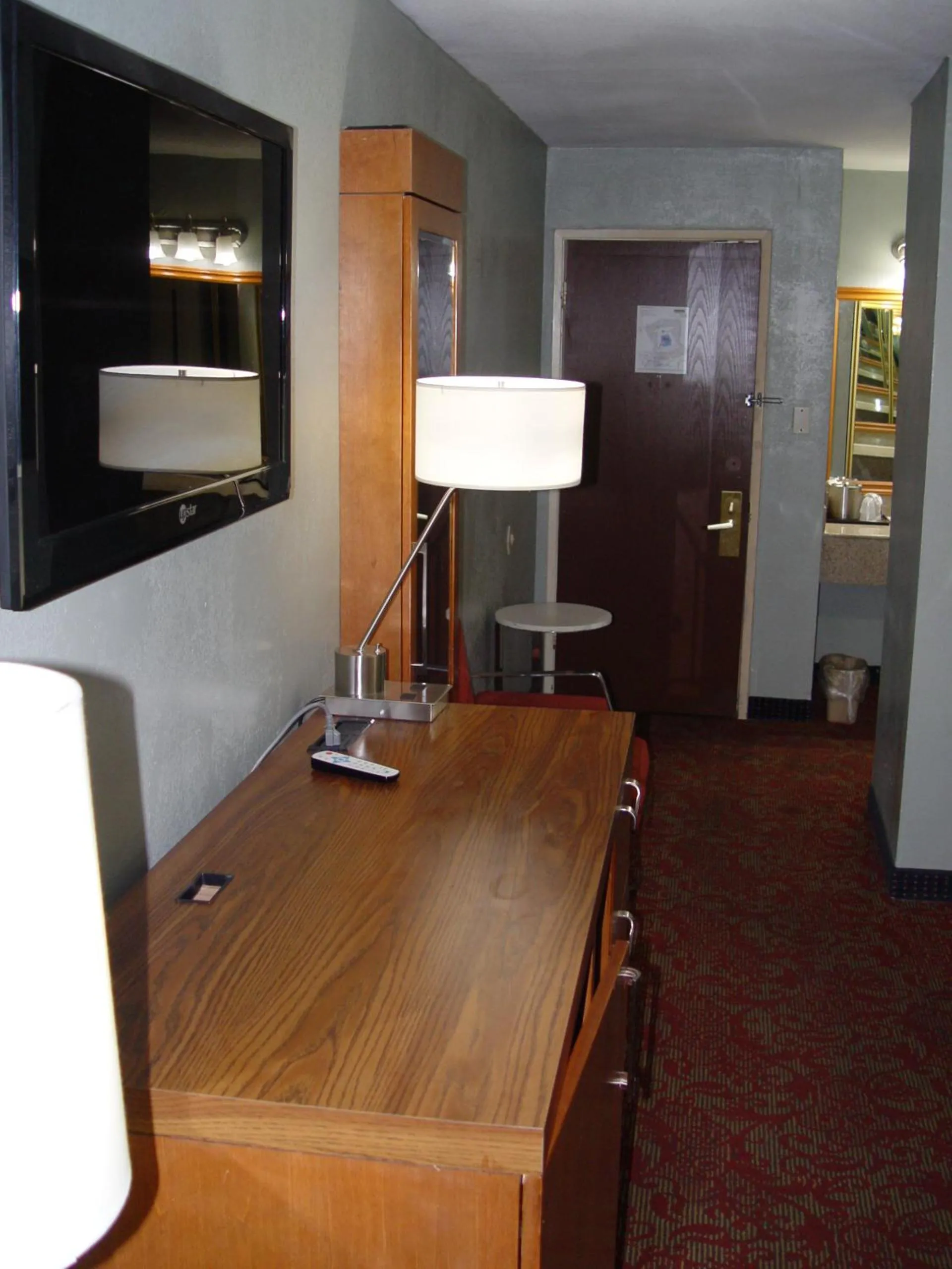 TV and multimedia in Clarion Hotel Bakersfield North