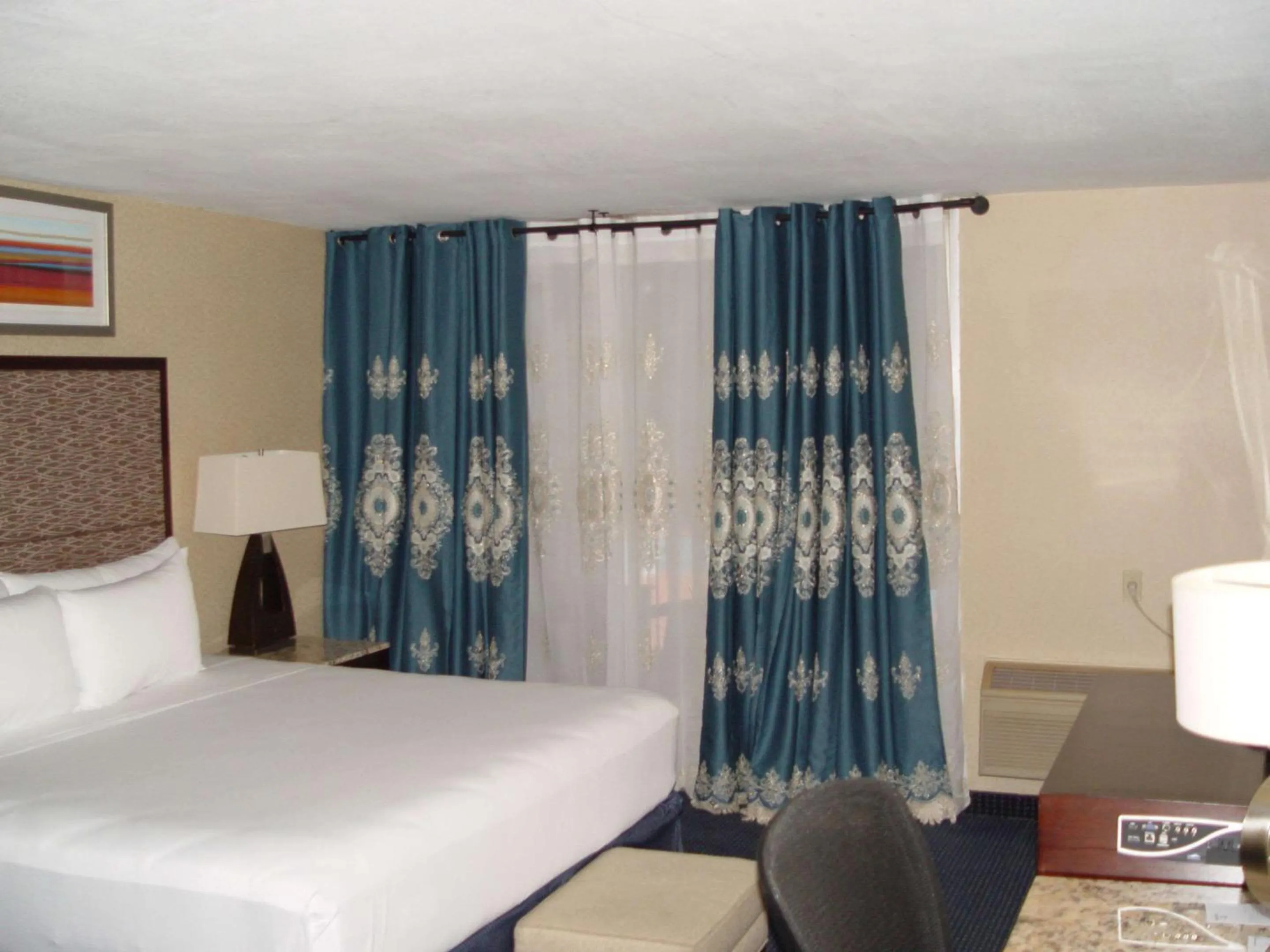 Bedroom, Bed in Clarion Hotel Bakersfield North