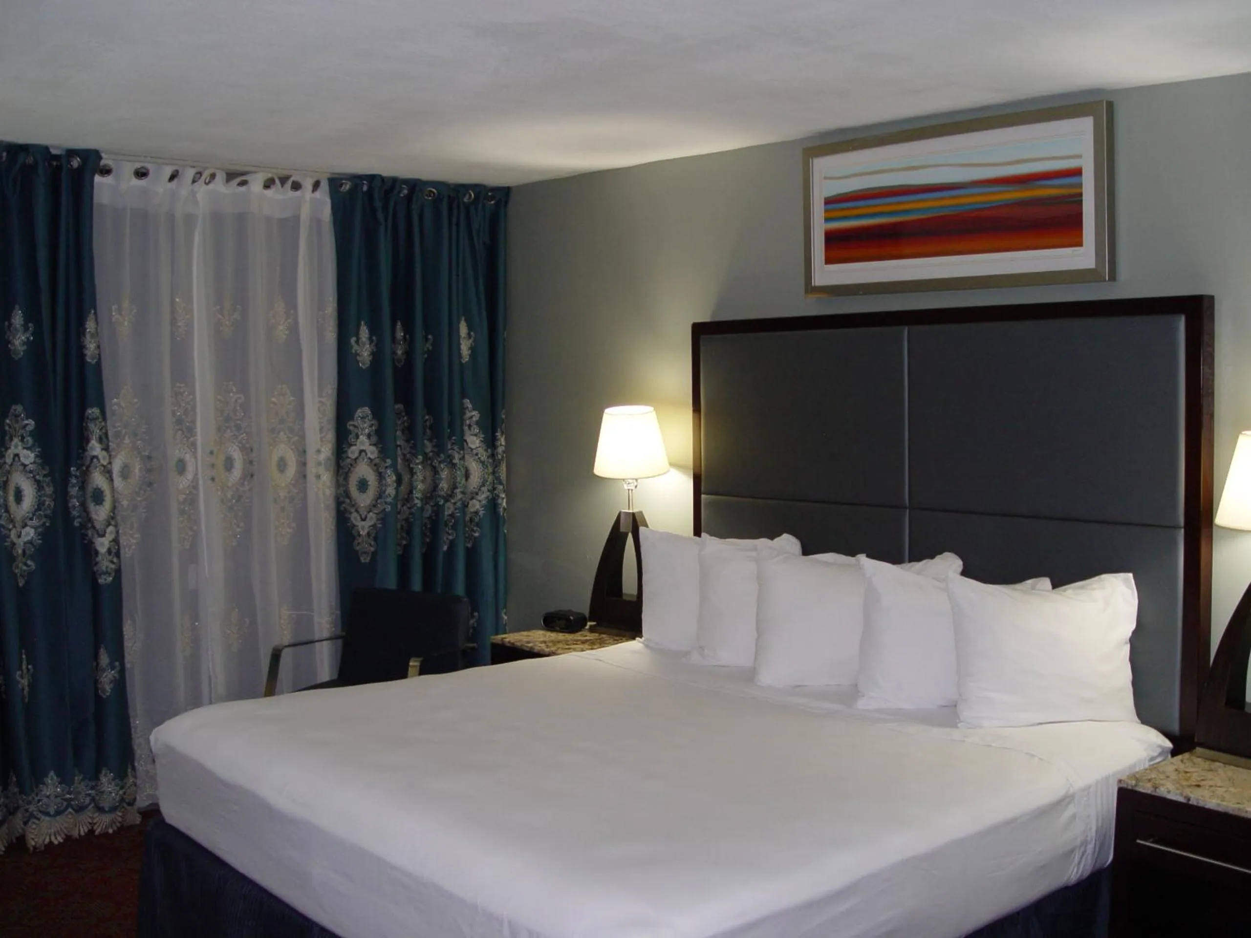 Bed in Clarion Hotel Bakersfield North