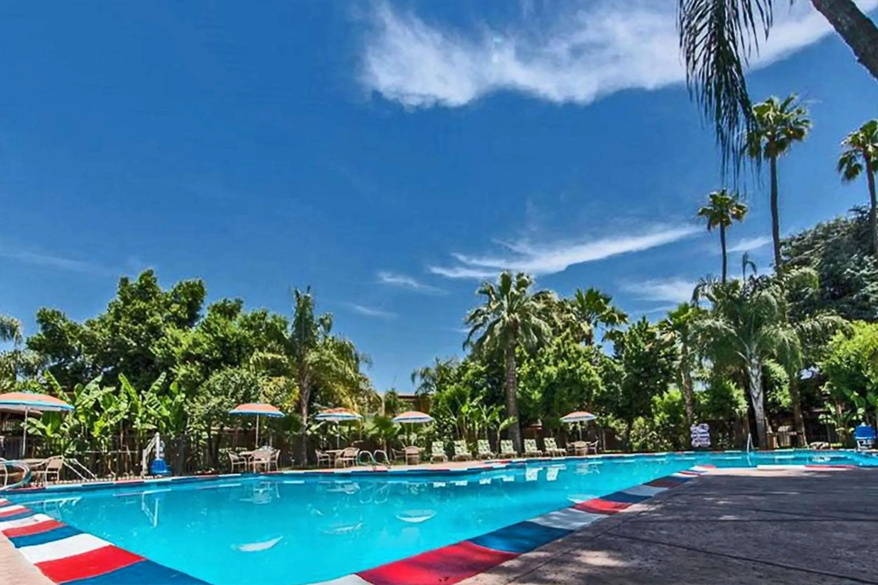 Swimming pool in Clarion Hotel Bakersfield North