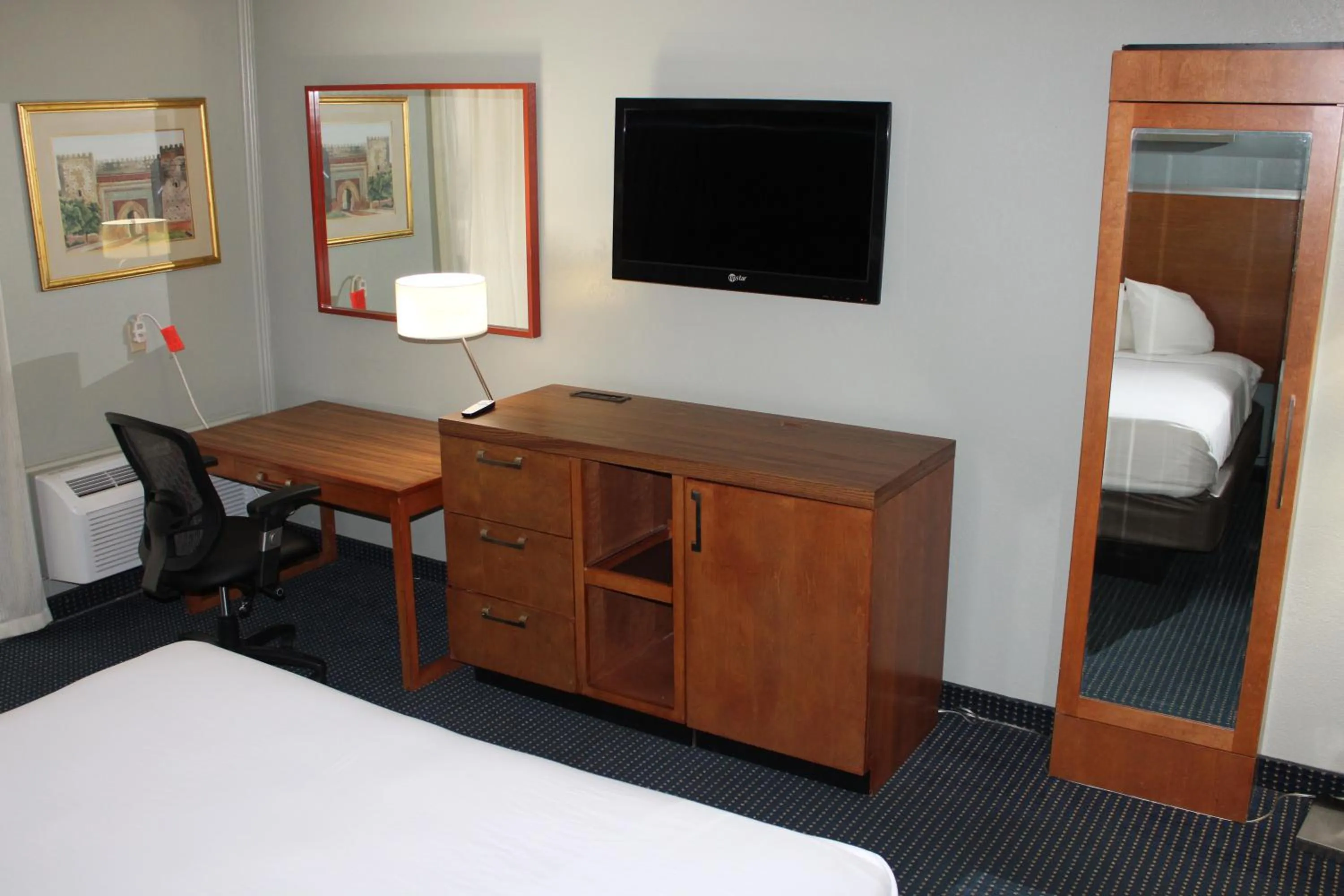 Bedroom, Bed in Clarion Hotel Bakersfield North