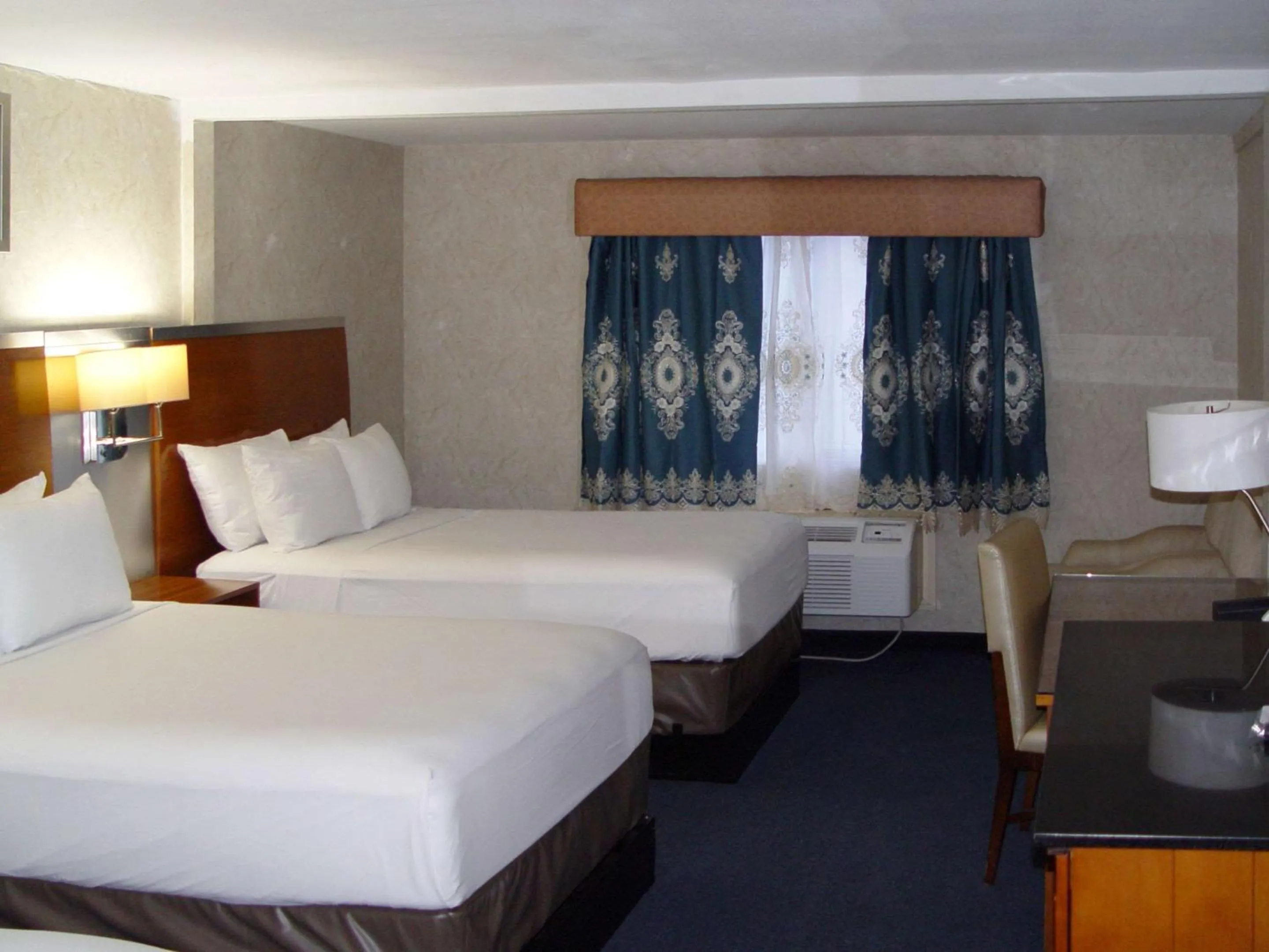 Bedroom, Bed in Clarion Hotel Bakersfield North