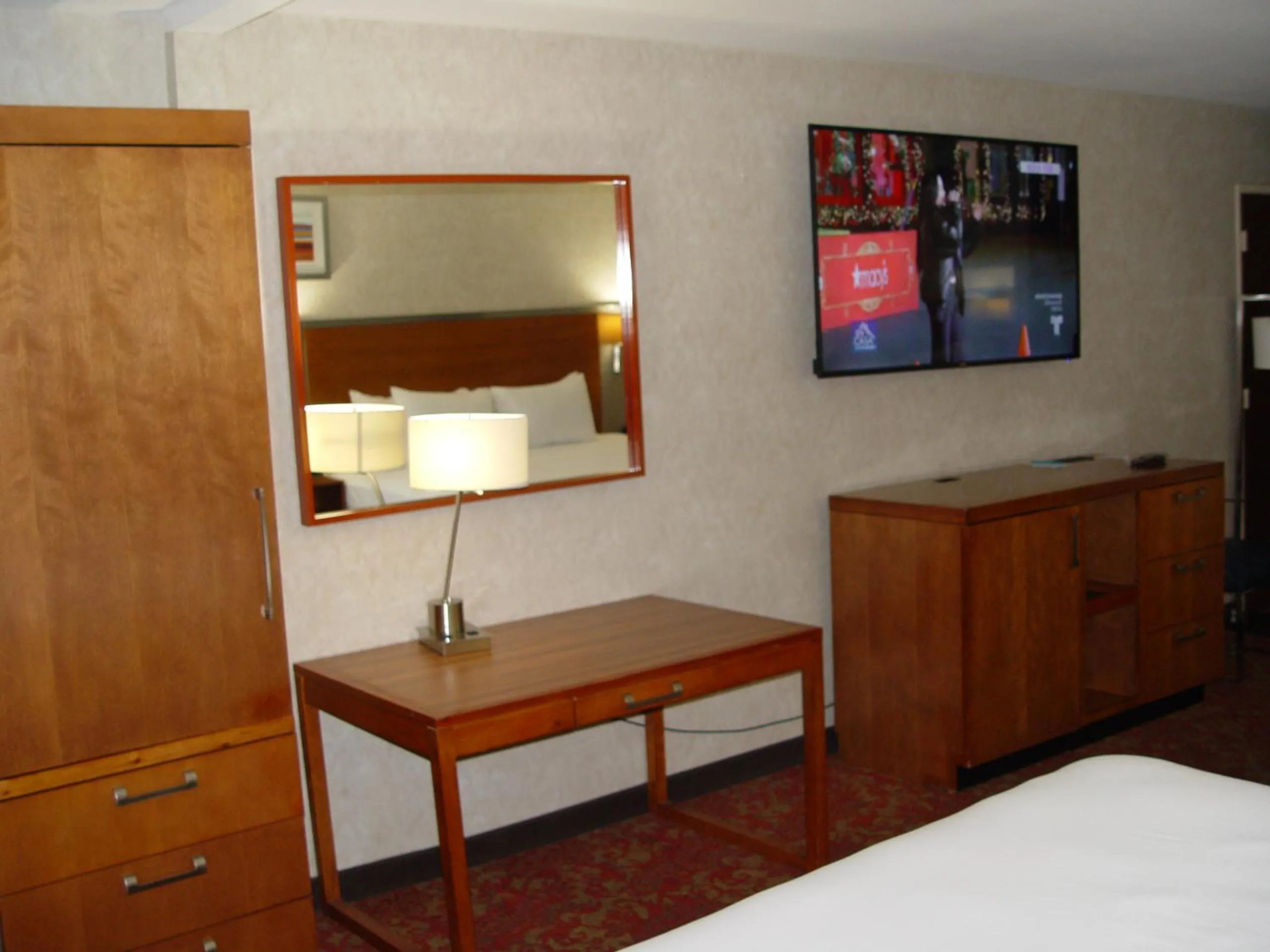 Bed in Clarion Hotel Bakersfield North