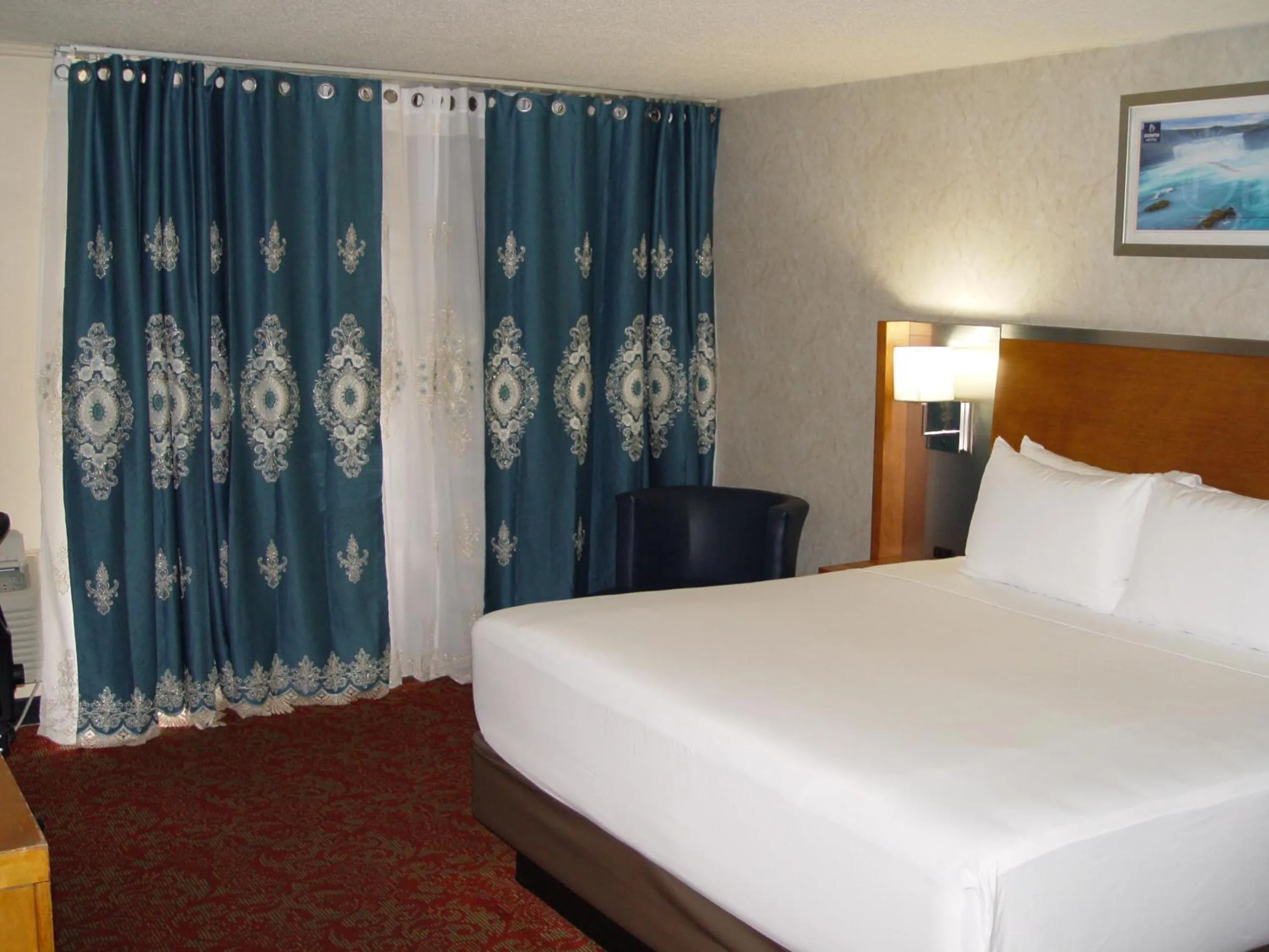 Bed in Clarion Hotel Bakersfield North