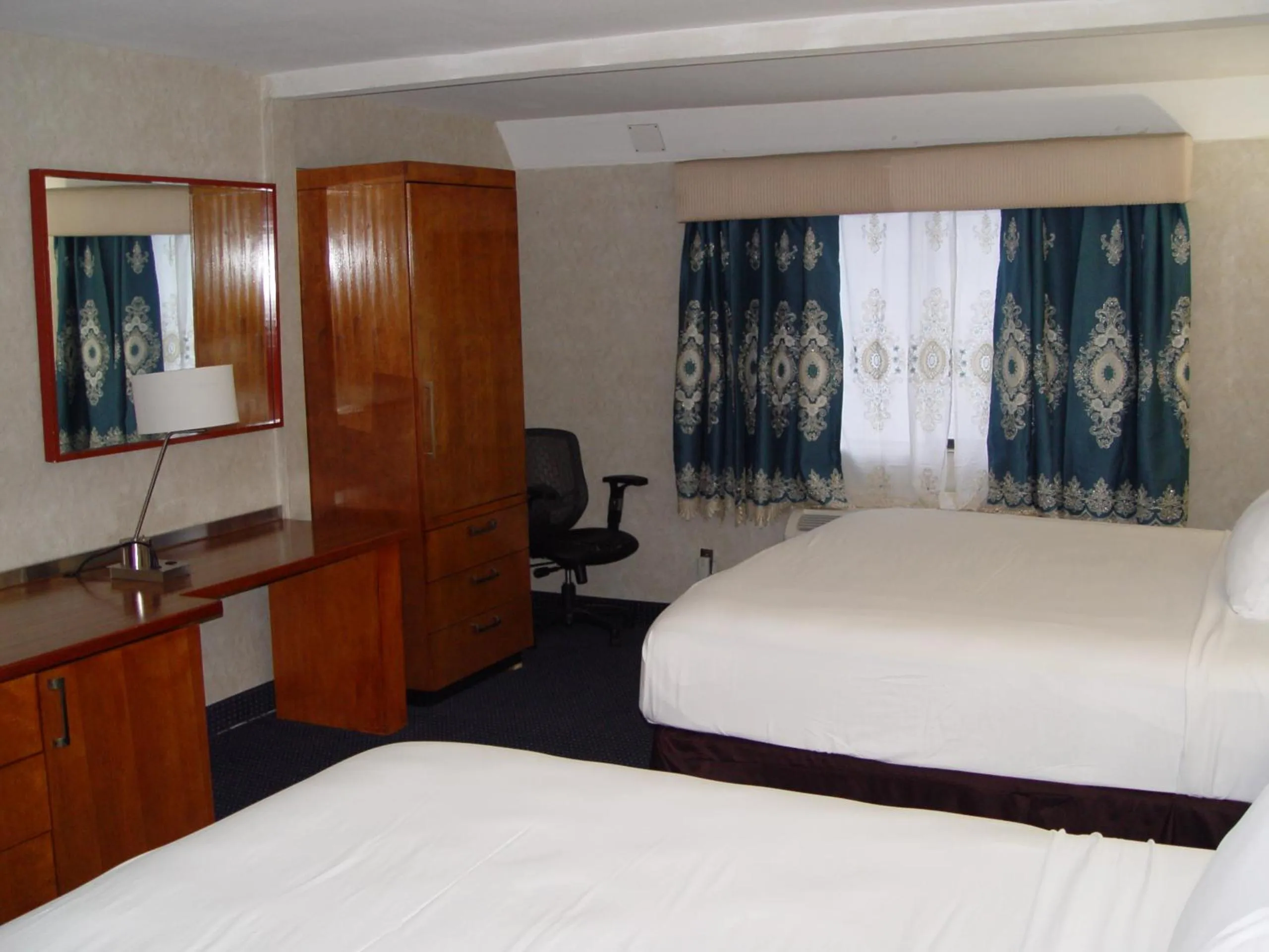 Bed in Clarion Hotel Bakersfield North