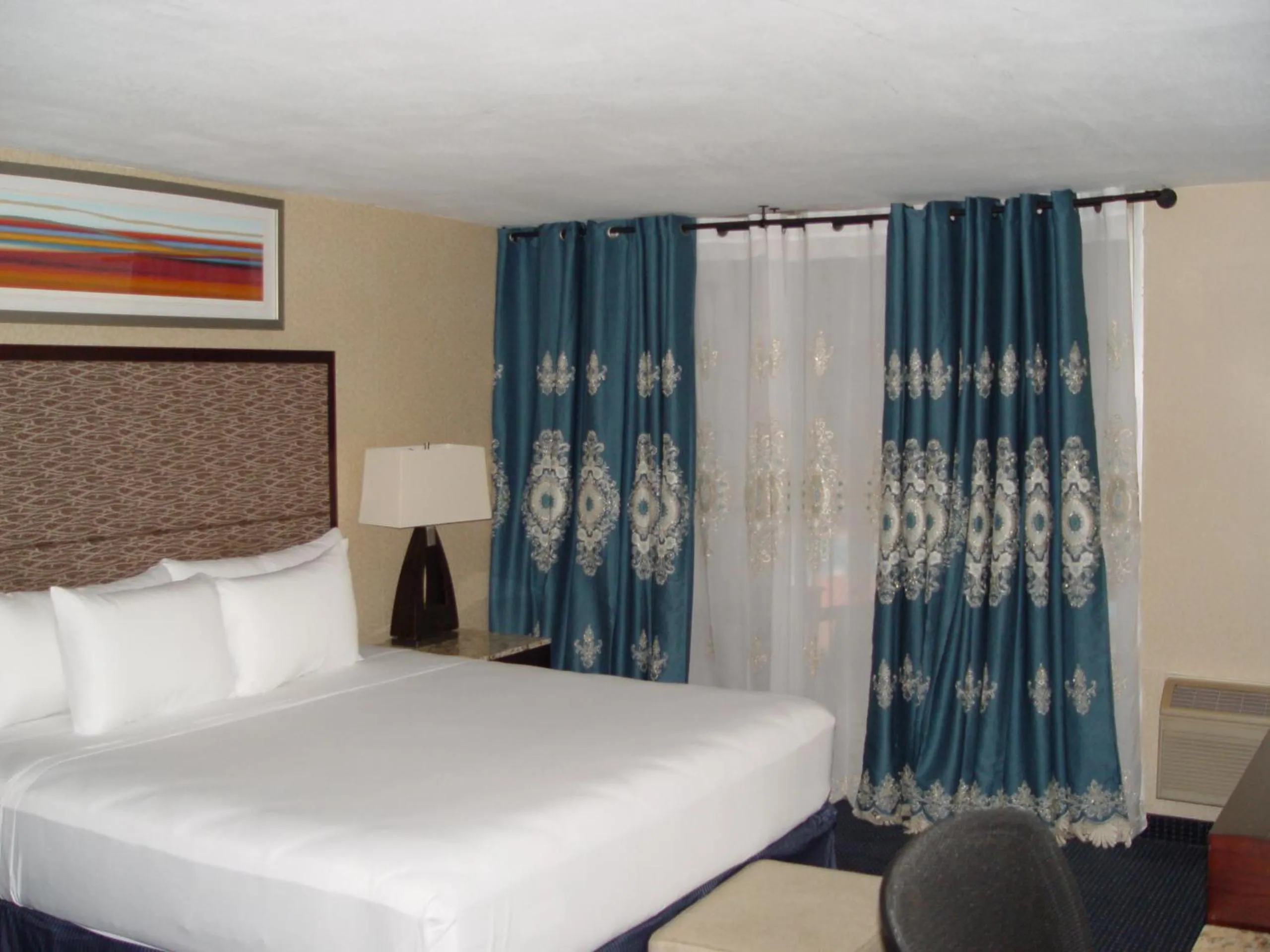 Bed in Clarion Hotel Bakersfield North