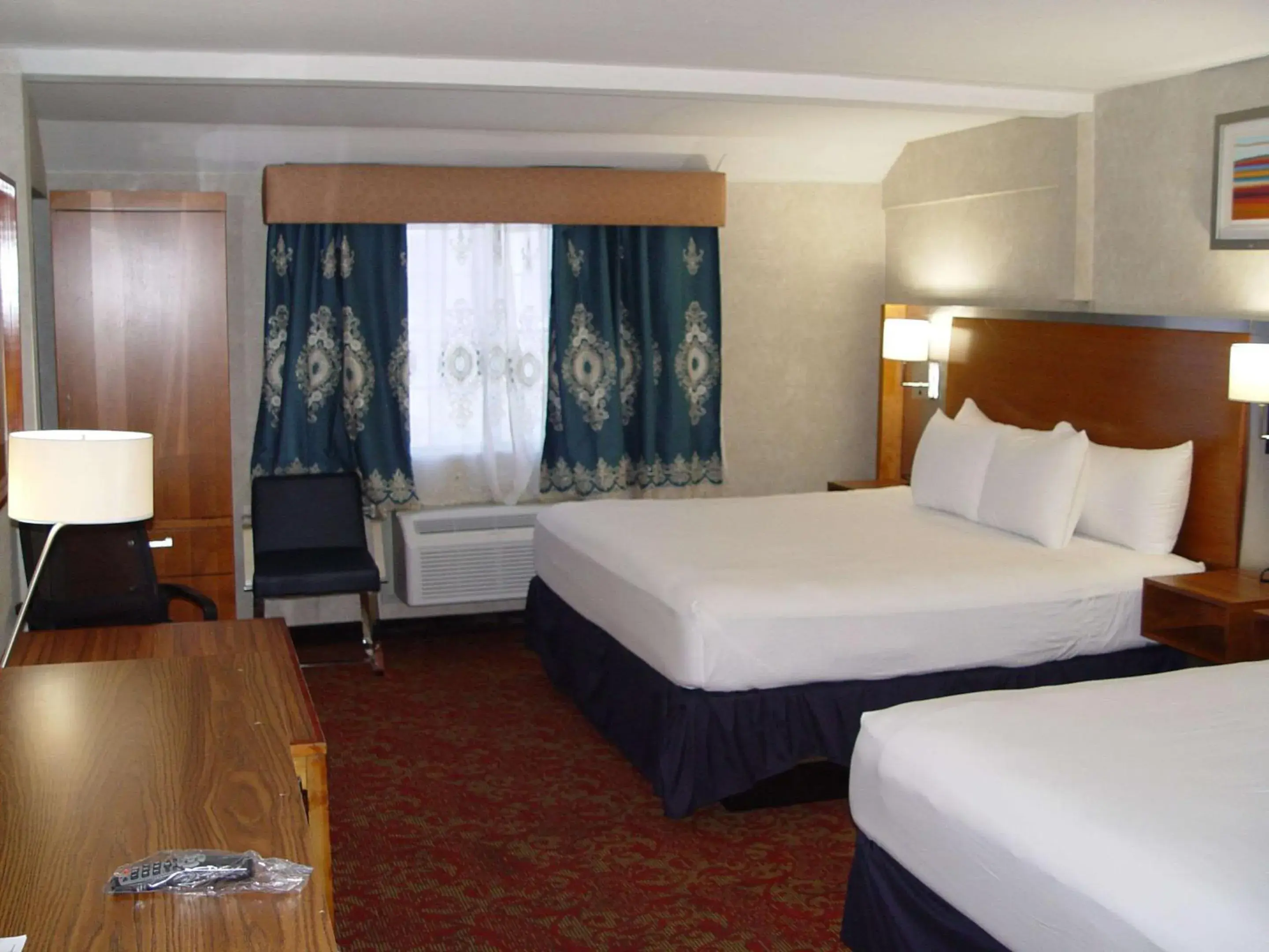 Bedroom, Bed in Clarion Hotel Bakersfield North Bedroom, Bed in Clarion Hotel Bakersfield North