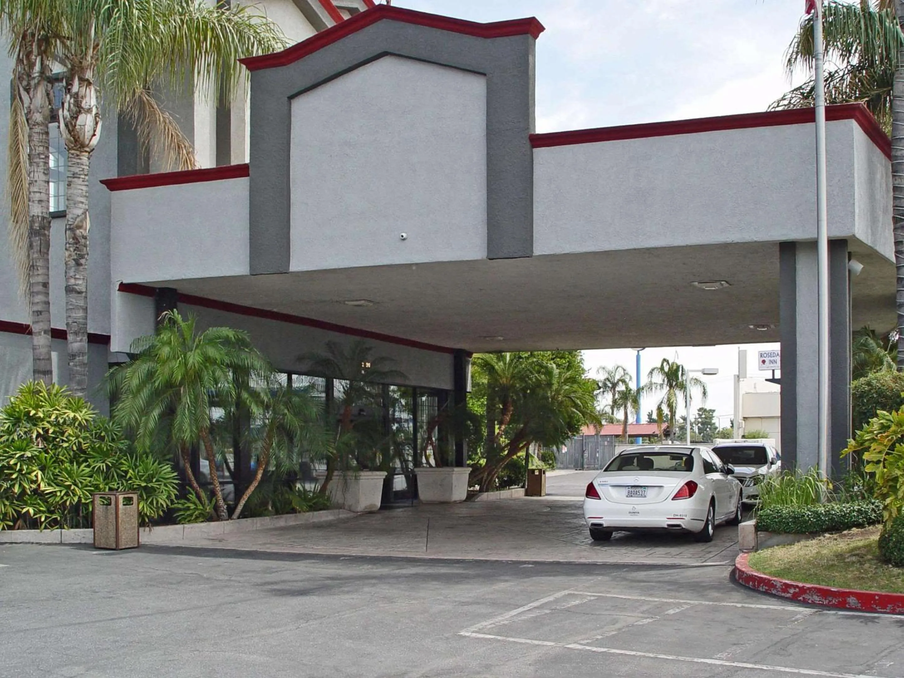 Property building in Clarion Hotel Bakersfield North