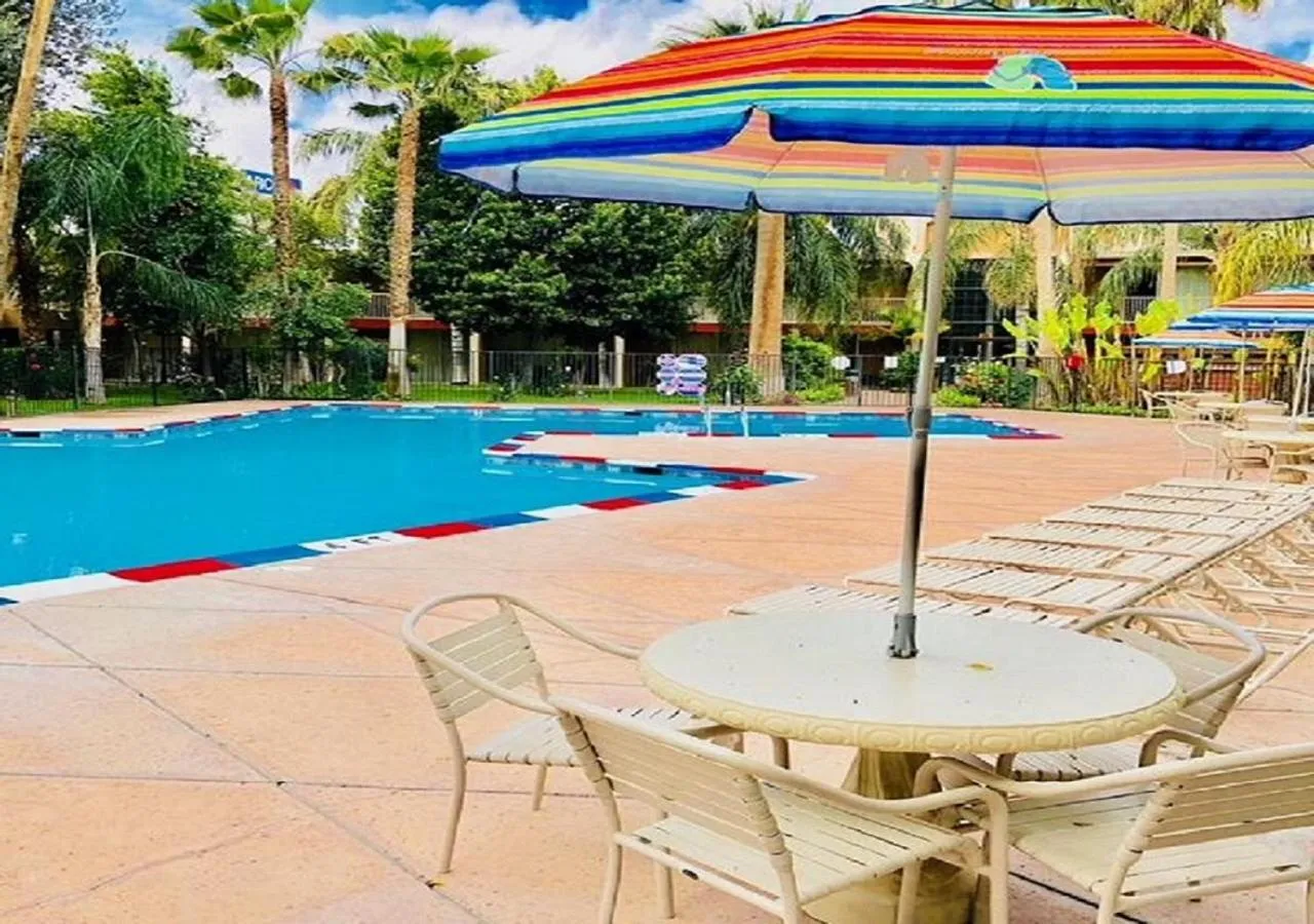 Swimming pool in Clarion Hotel Bakersfield North