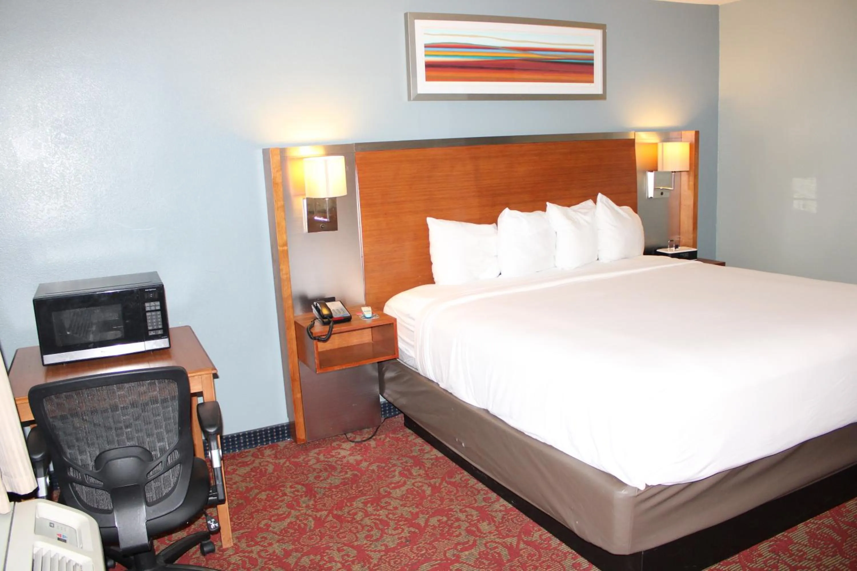 Bed in Clarion Hotel Bakersfield North