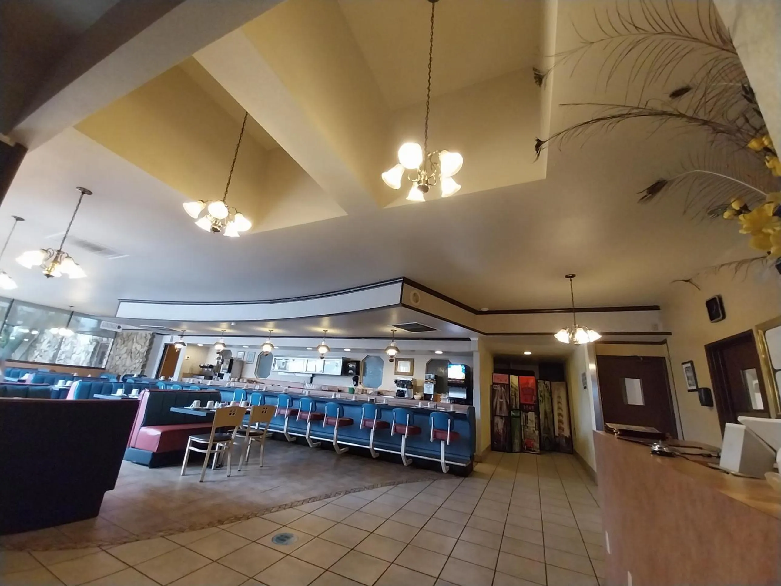 Restaurant/places to eat in Clarion Hotel Bakersfield North